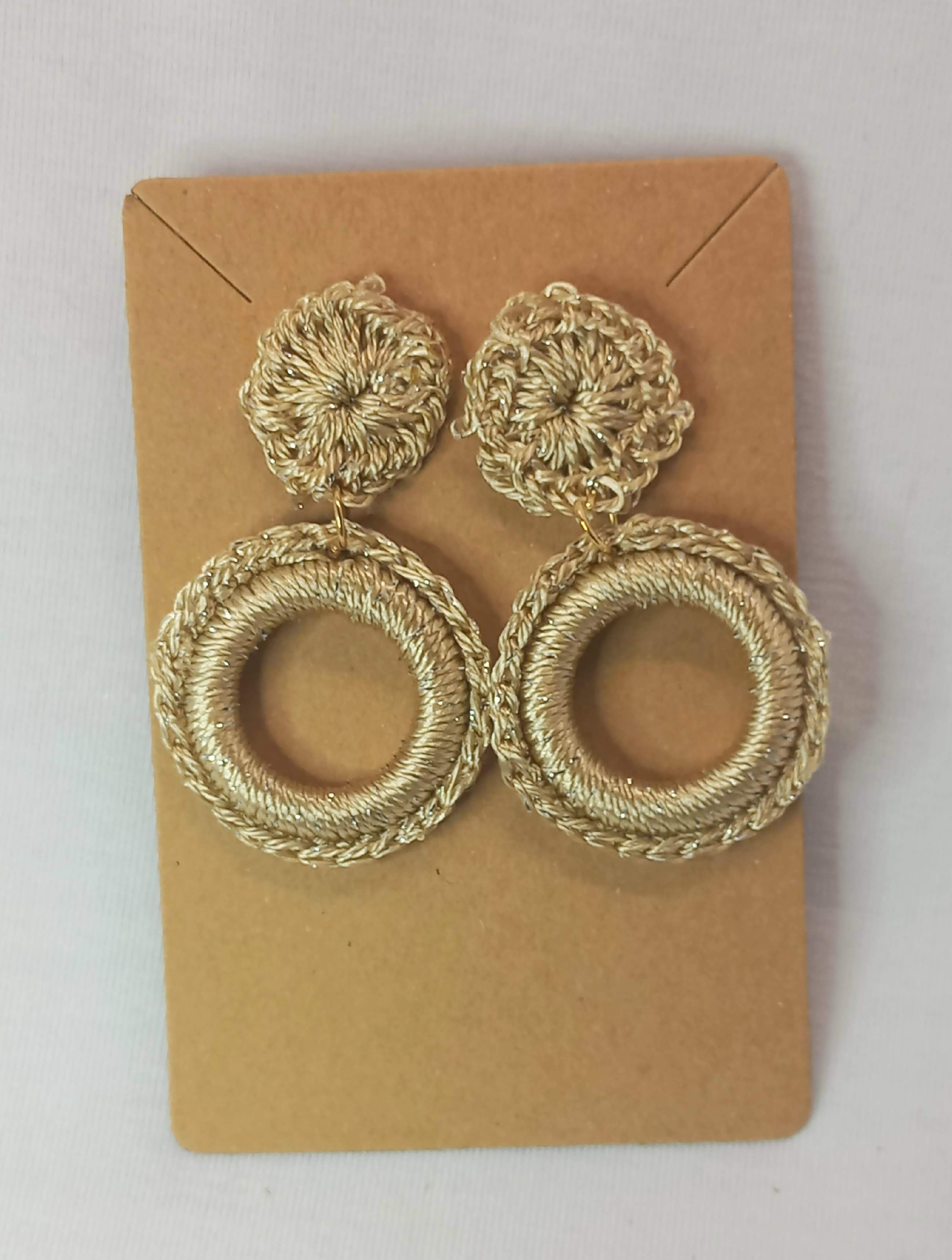 Pendientes grandes rosas y colores brillantes