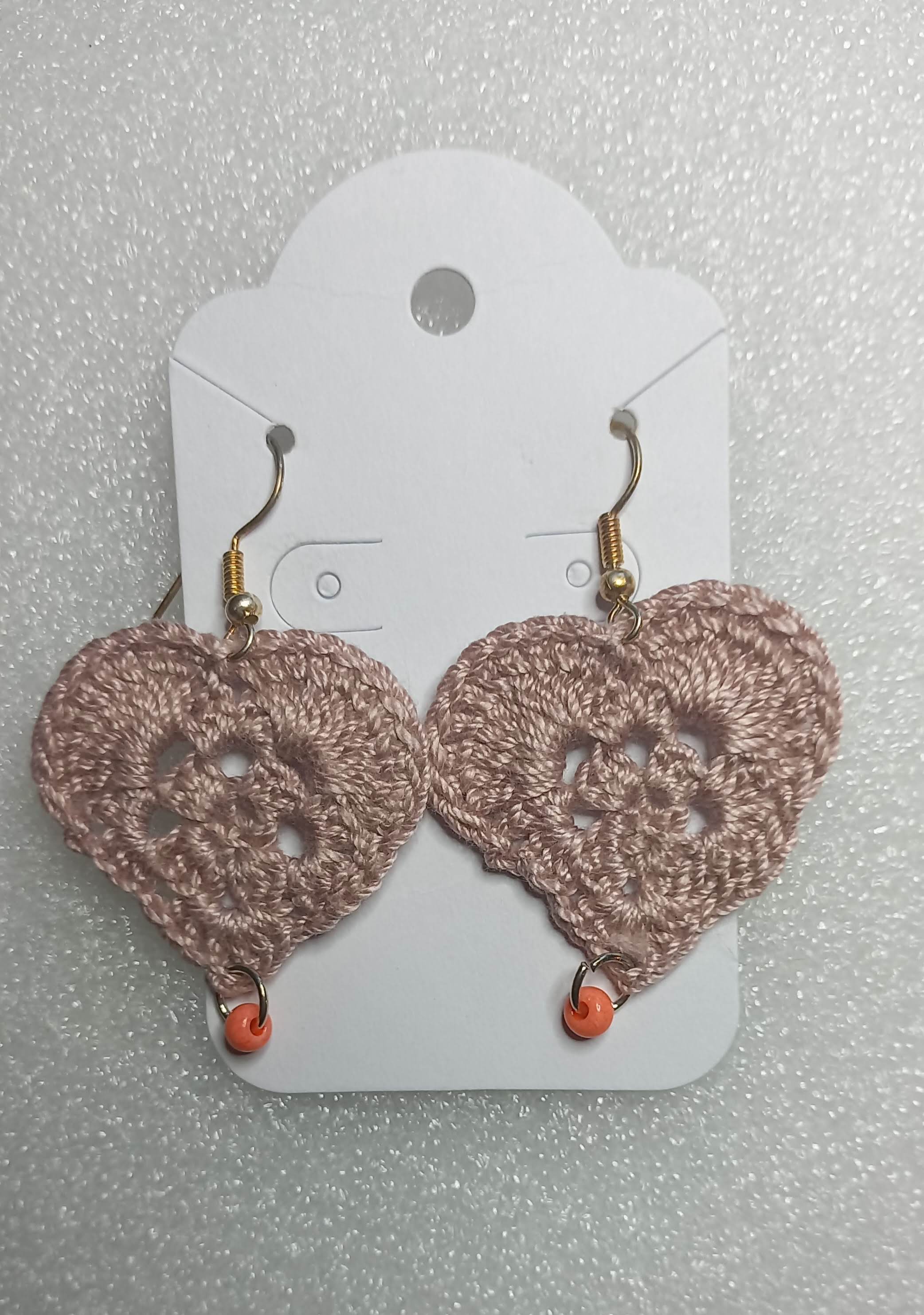 Aretes de corazón tejidos a mano