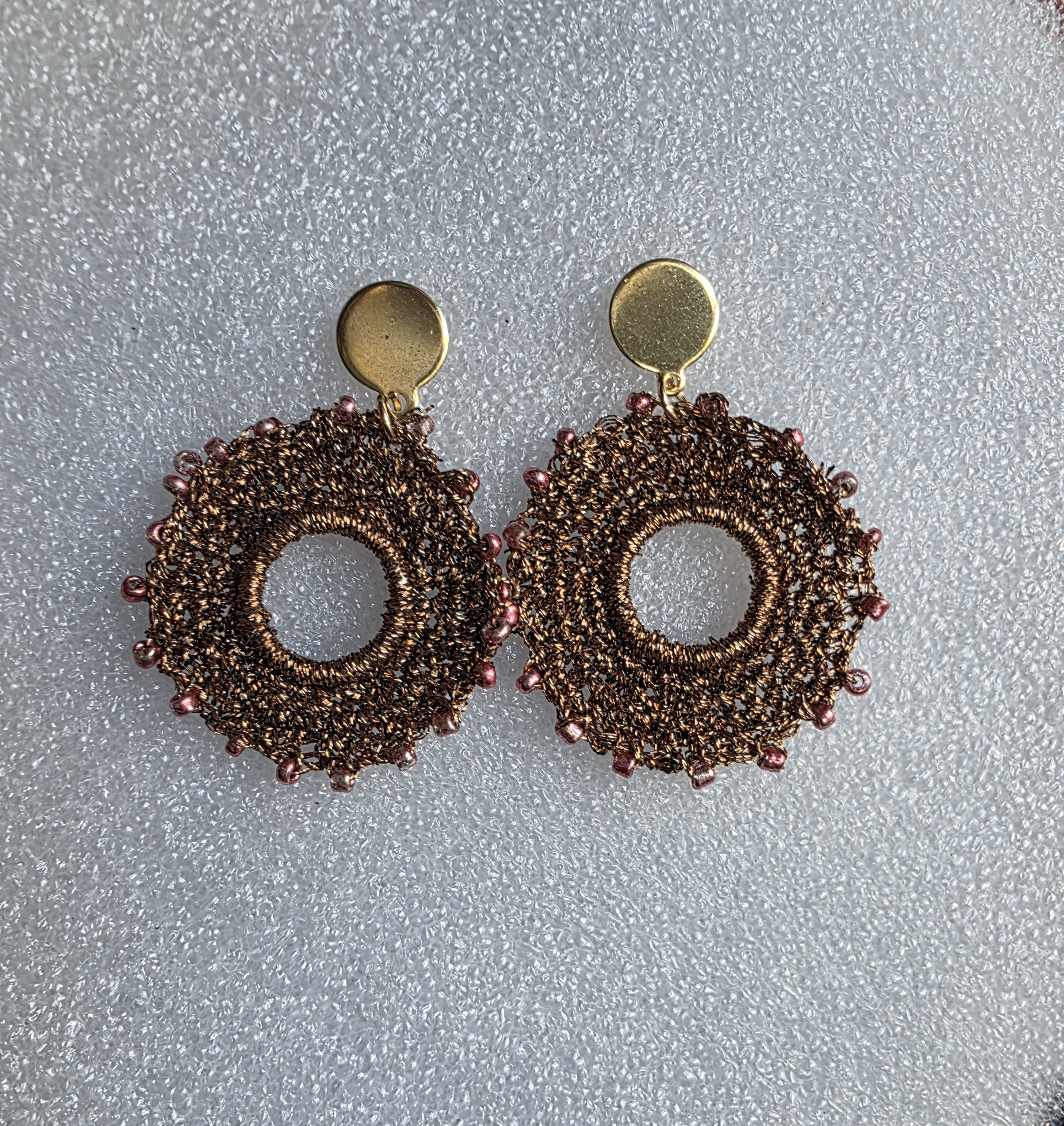 Aretes artesanales de hilo y cuentas