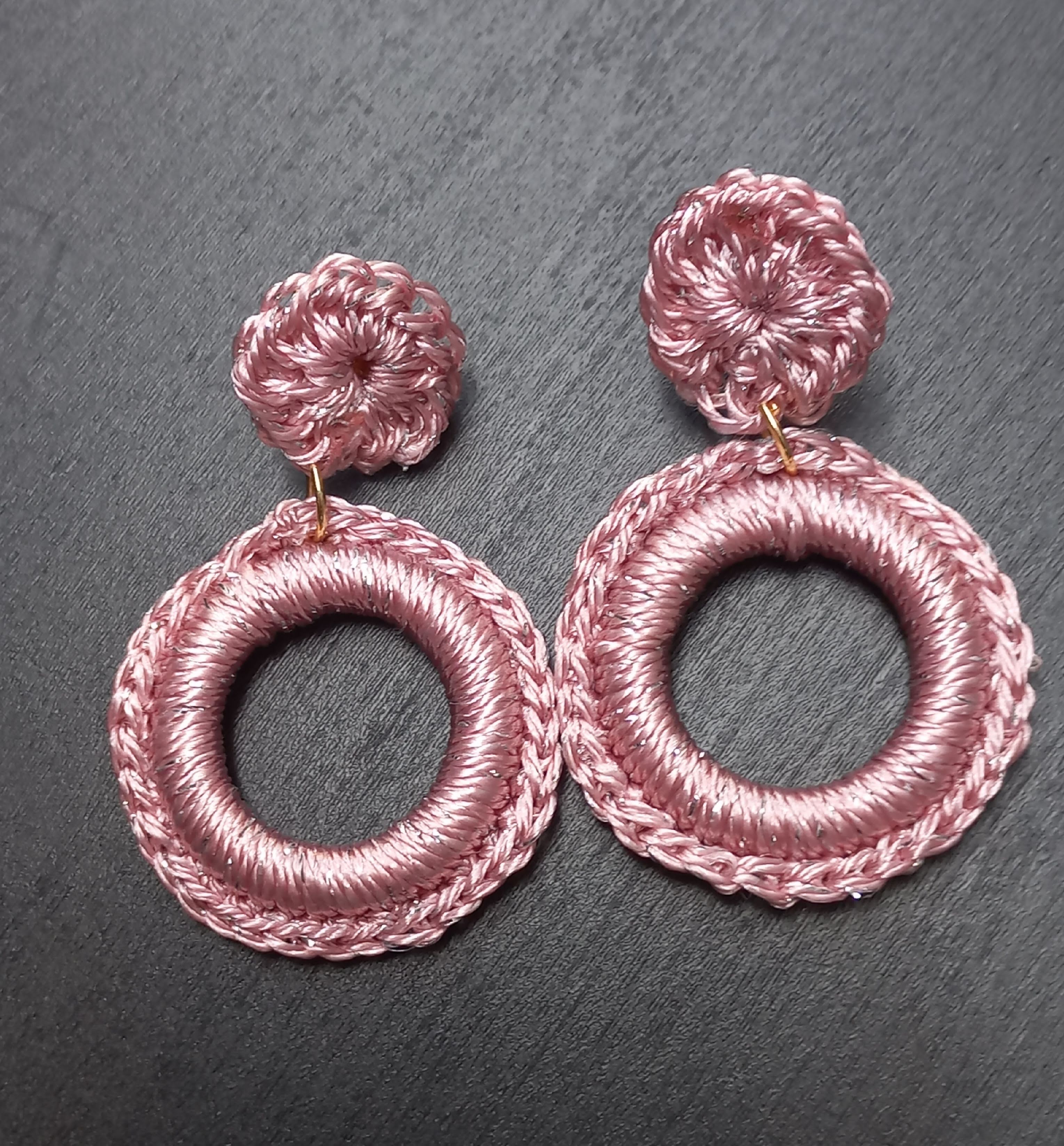Aretes de crochet dorados