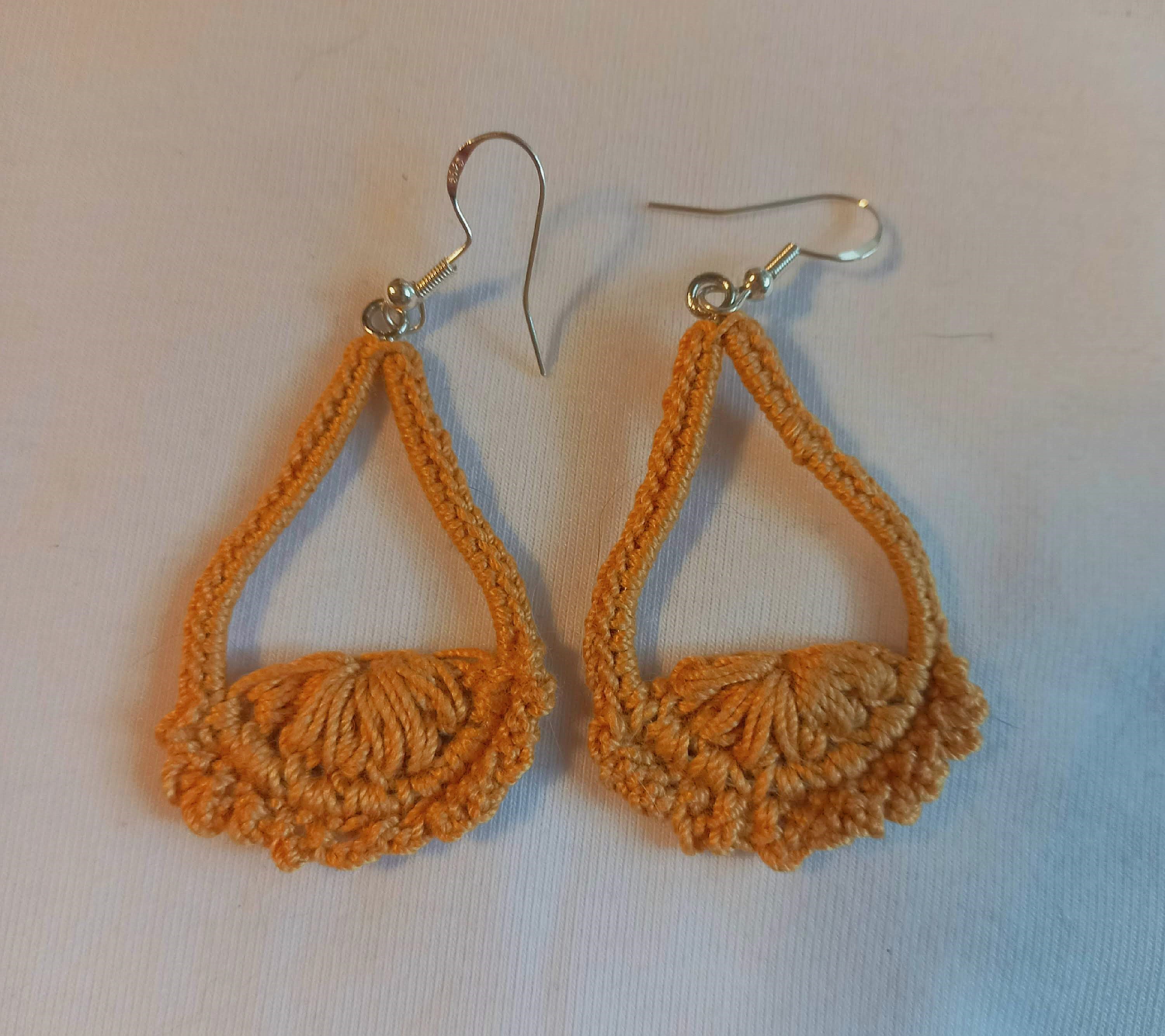 Pendientes tejidos a mano