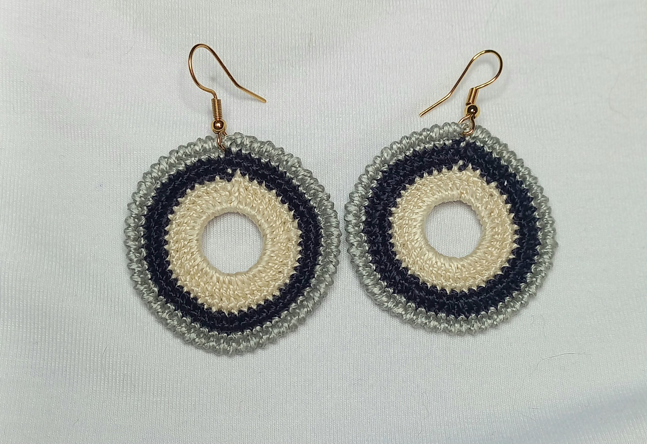 Aretes tejidos a mano