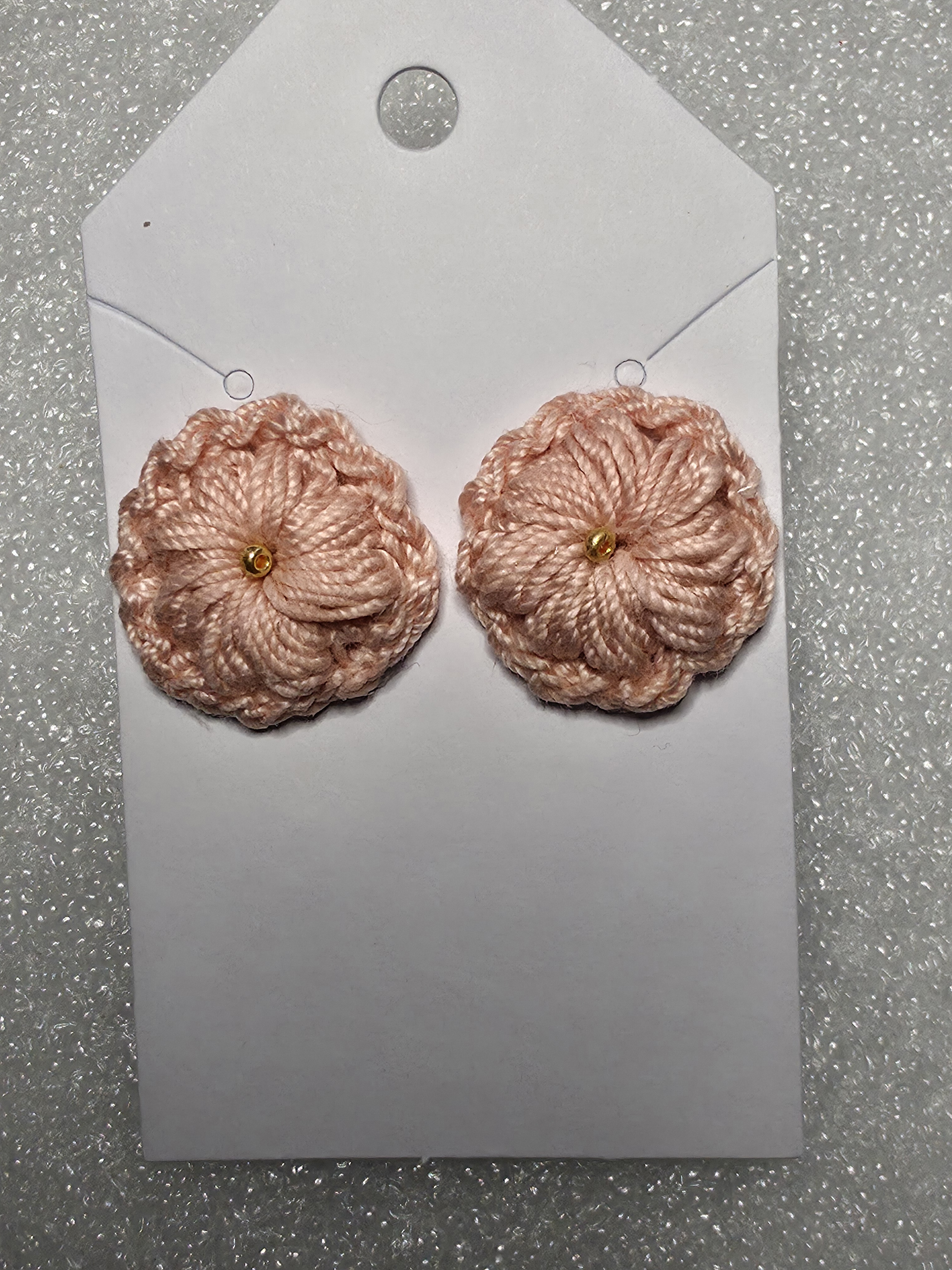 Aretes de flor tejida amarilla