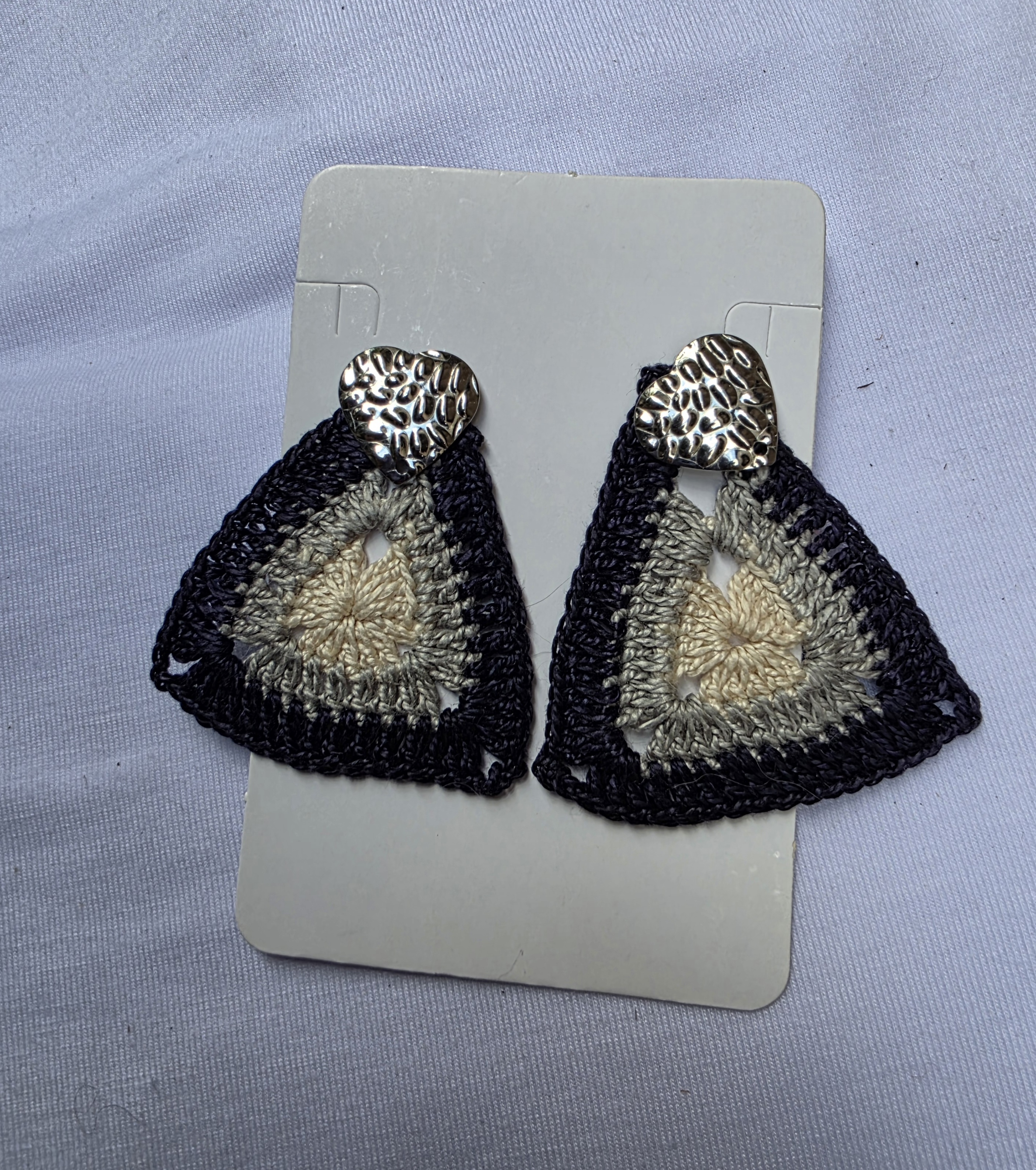 Modern geometry meets artisanal soul!                 Aretes Triángulo Artesanales