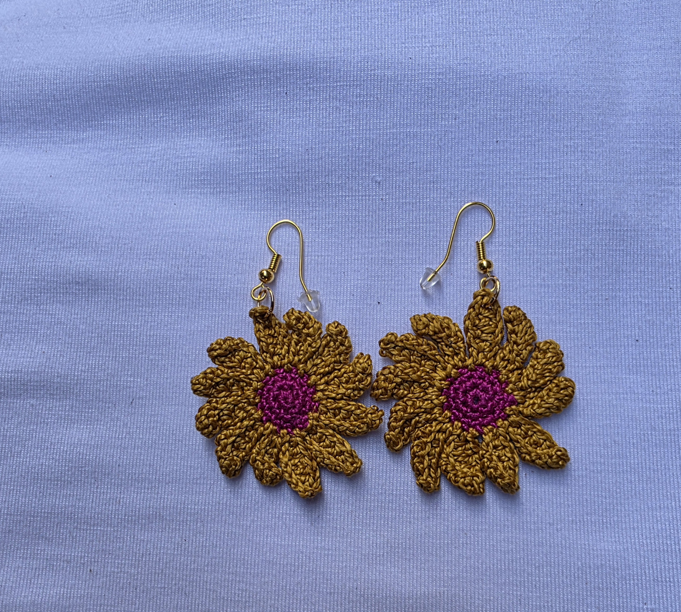 Aretes de girasol tejidos a mano