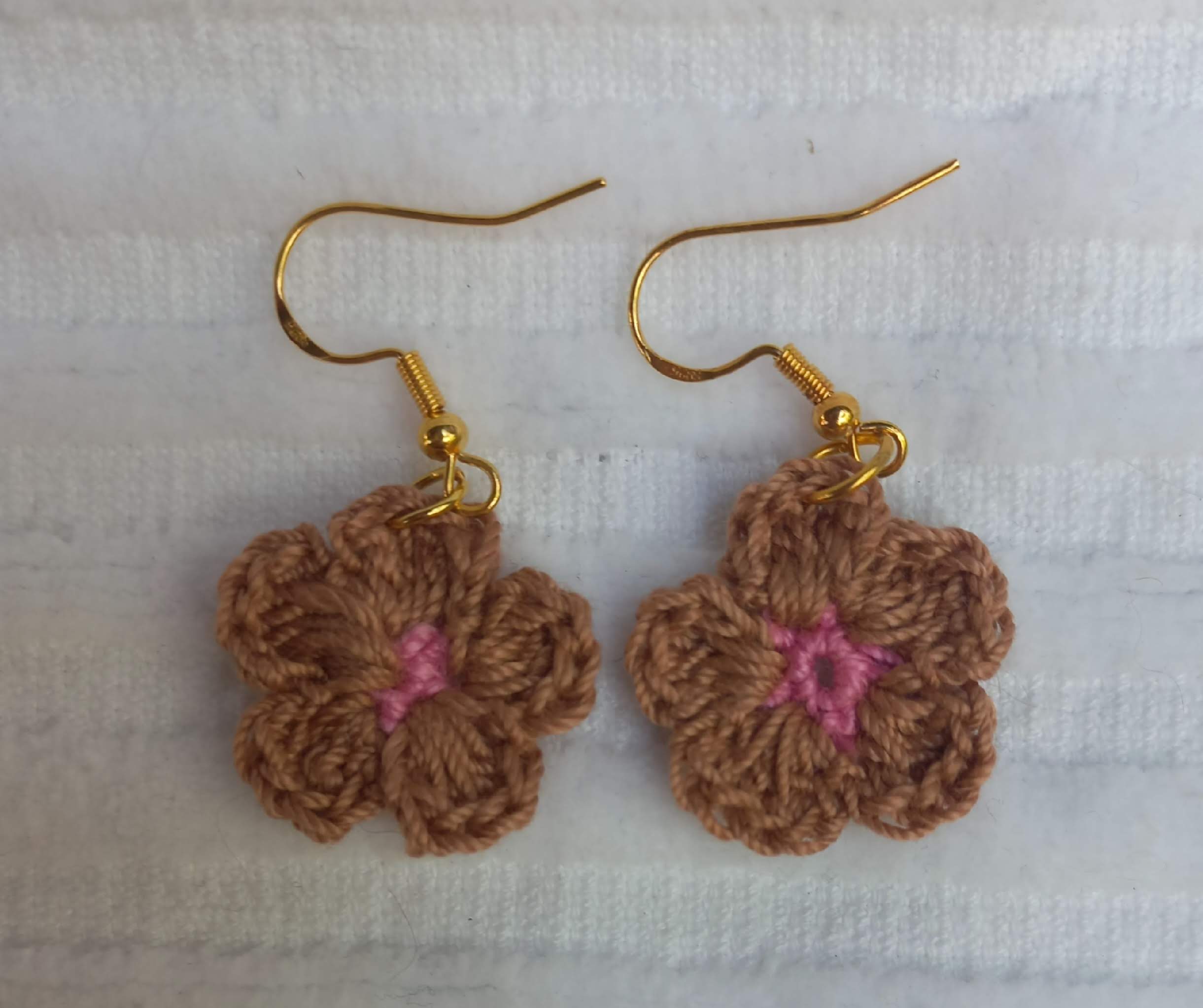 Aretes de flor negra