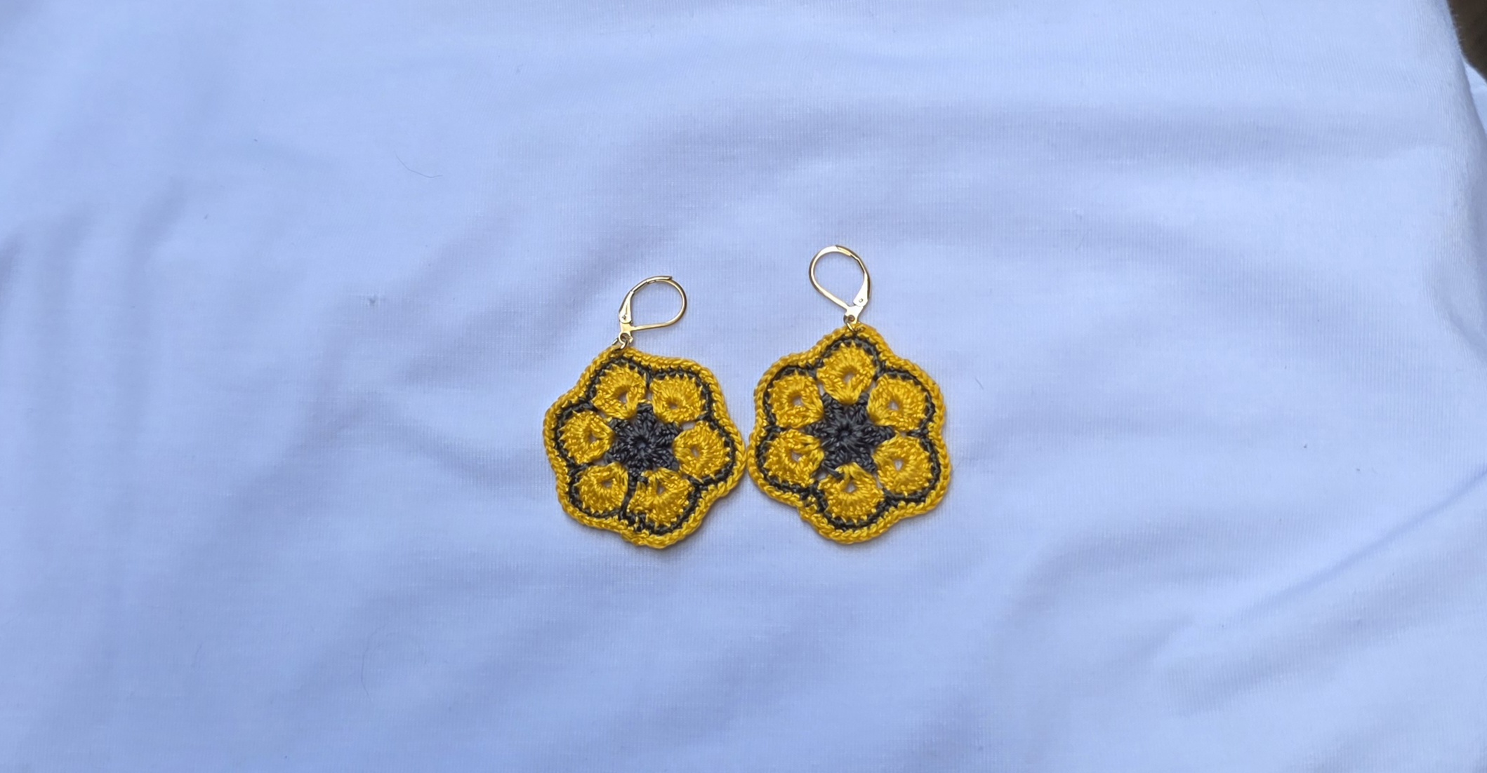 Aretes tejidos a mano