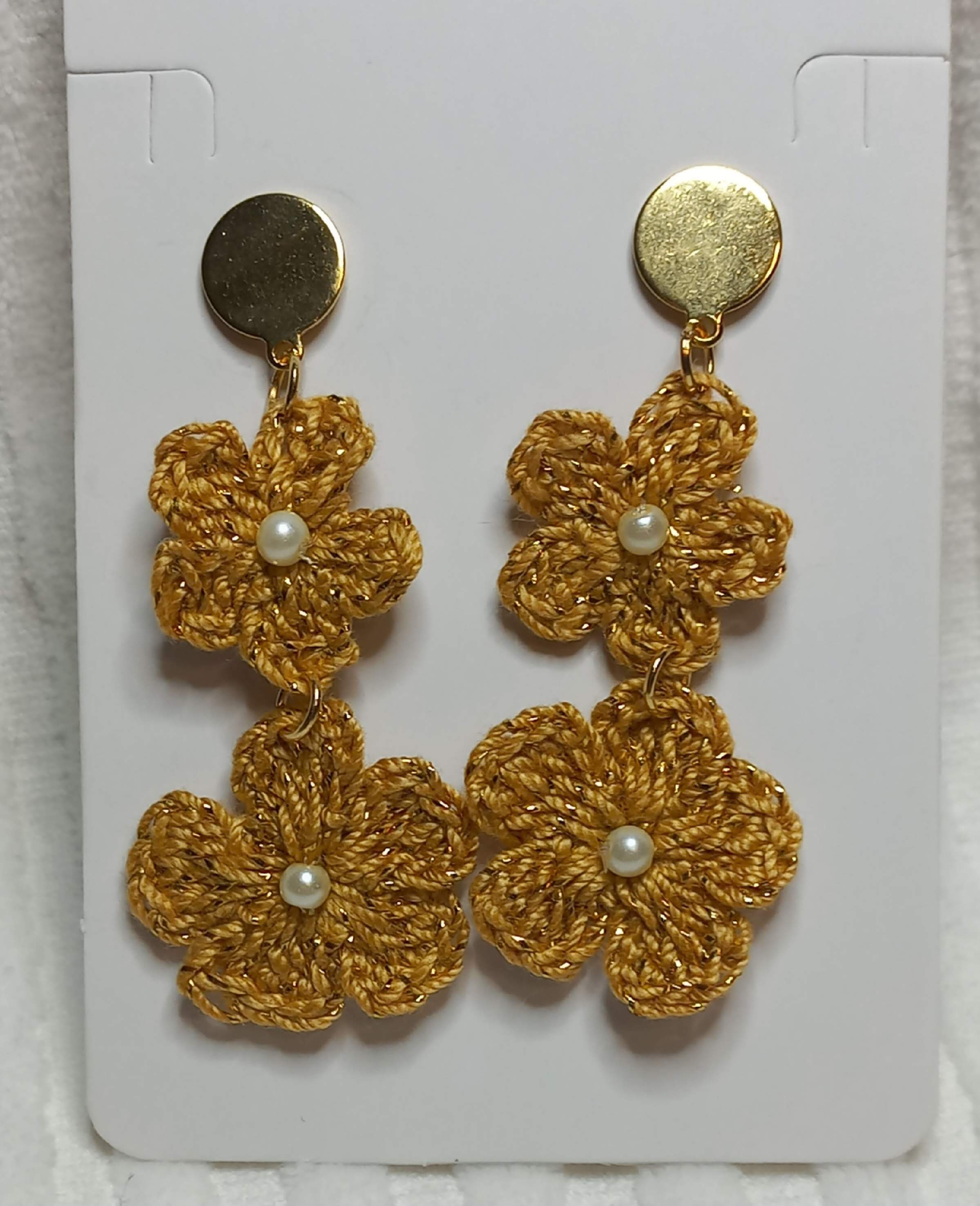 Aretes de flores tejidas