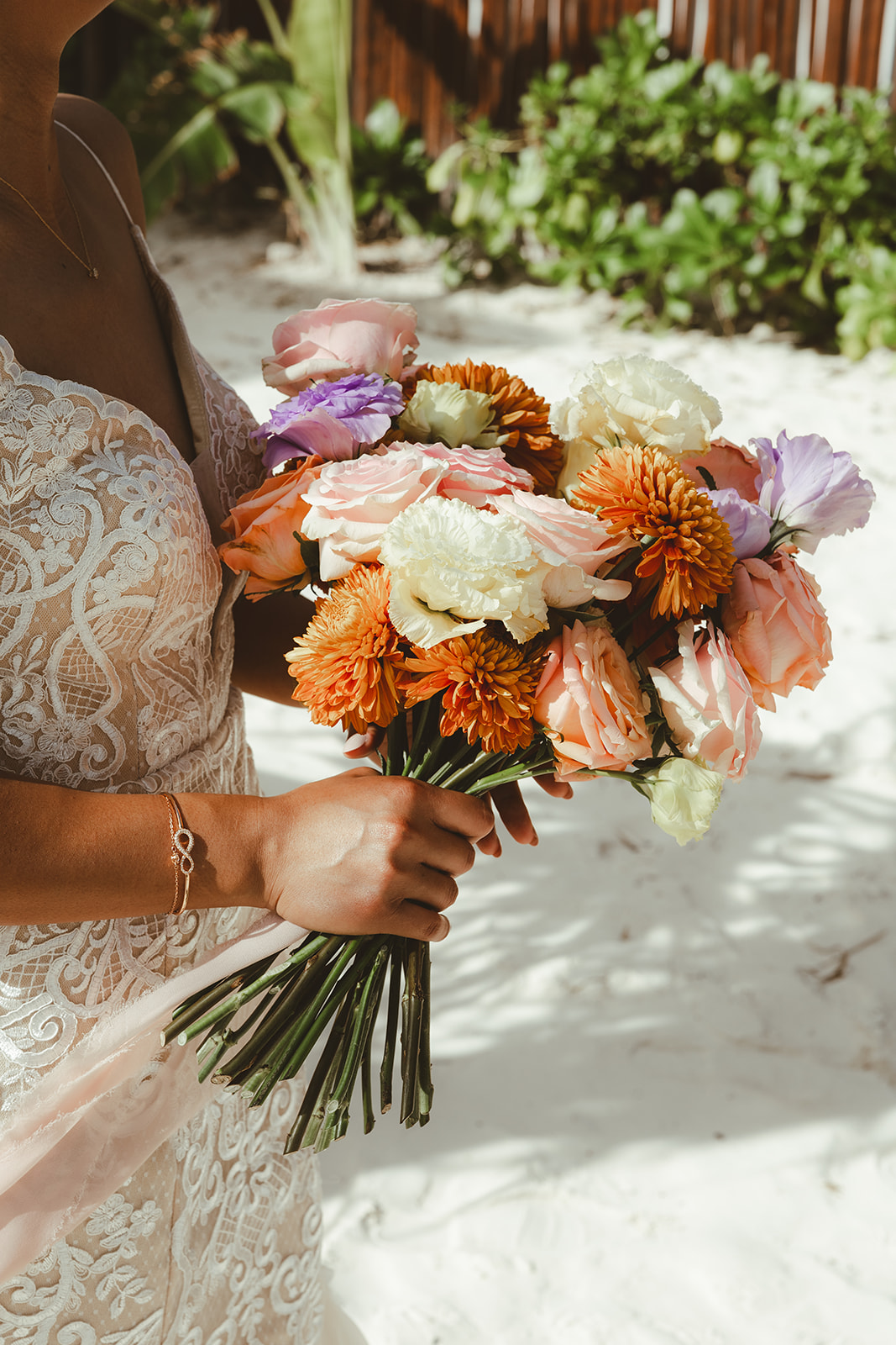 Paquete de Boda - Ramo de novia + Boutonniere + Floreritos 