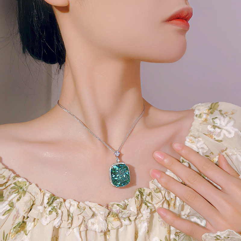 Luxurious Pendant Necklace with Imitation Paraiba Tourmalin