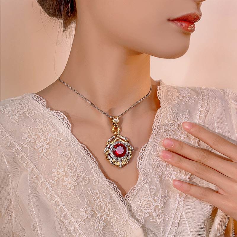 Ssparkling Designs Elegant Vintage Round Pendant Necklace for women