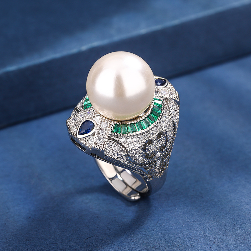Fashionable Luxury Pearl Ring with Diamond Inlay Elegant and stylish Ring