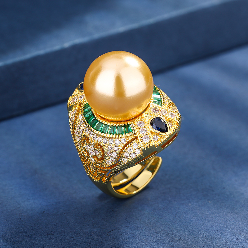 Fashionable Luxury Pearl Ring with Diamond Inlay Elegant and stylish Ring