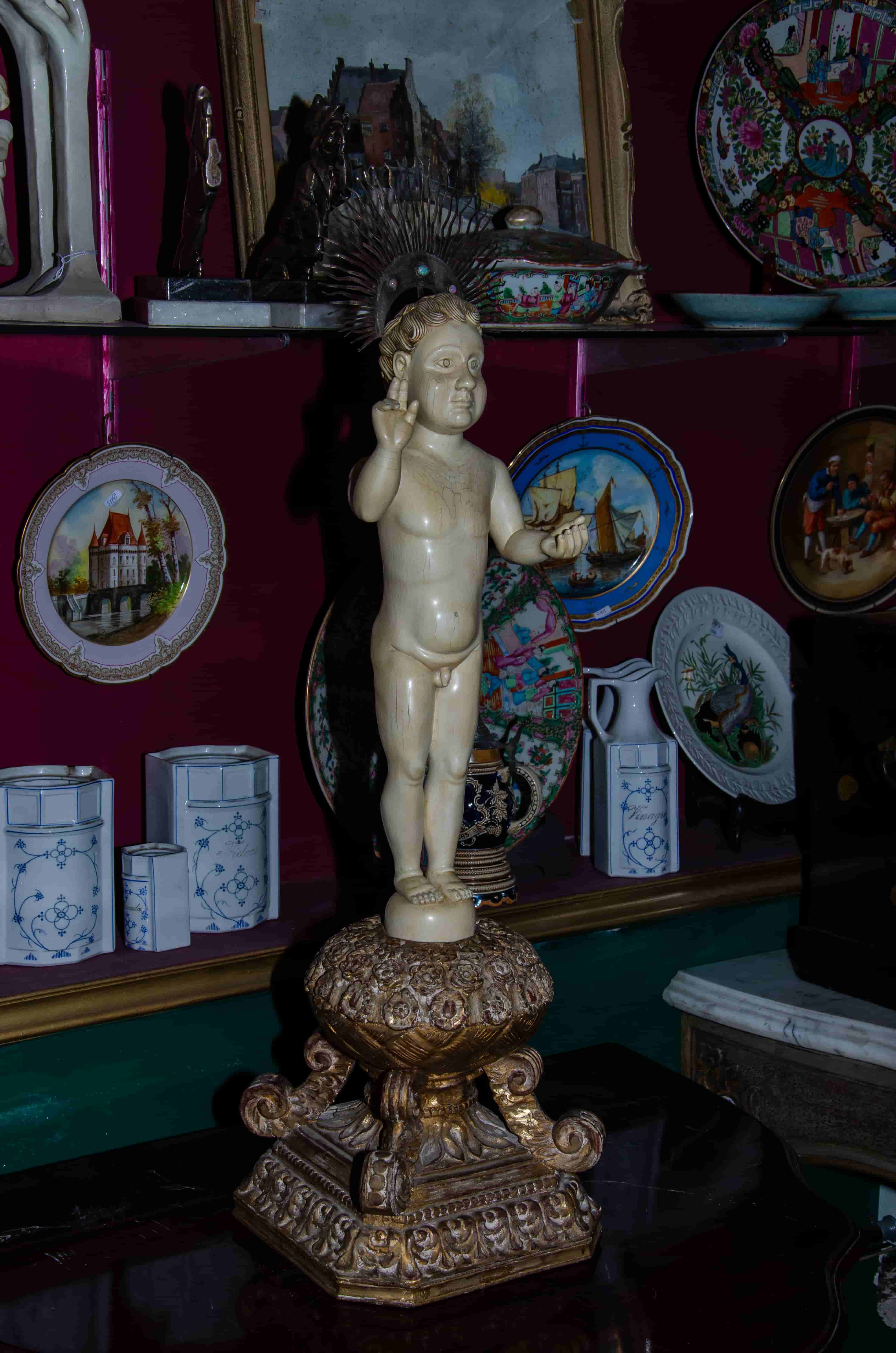 Figura clásica de niño de marfil