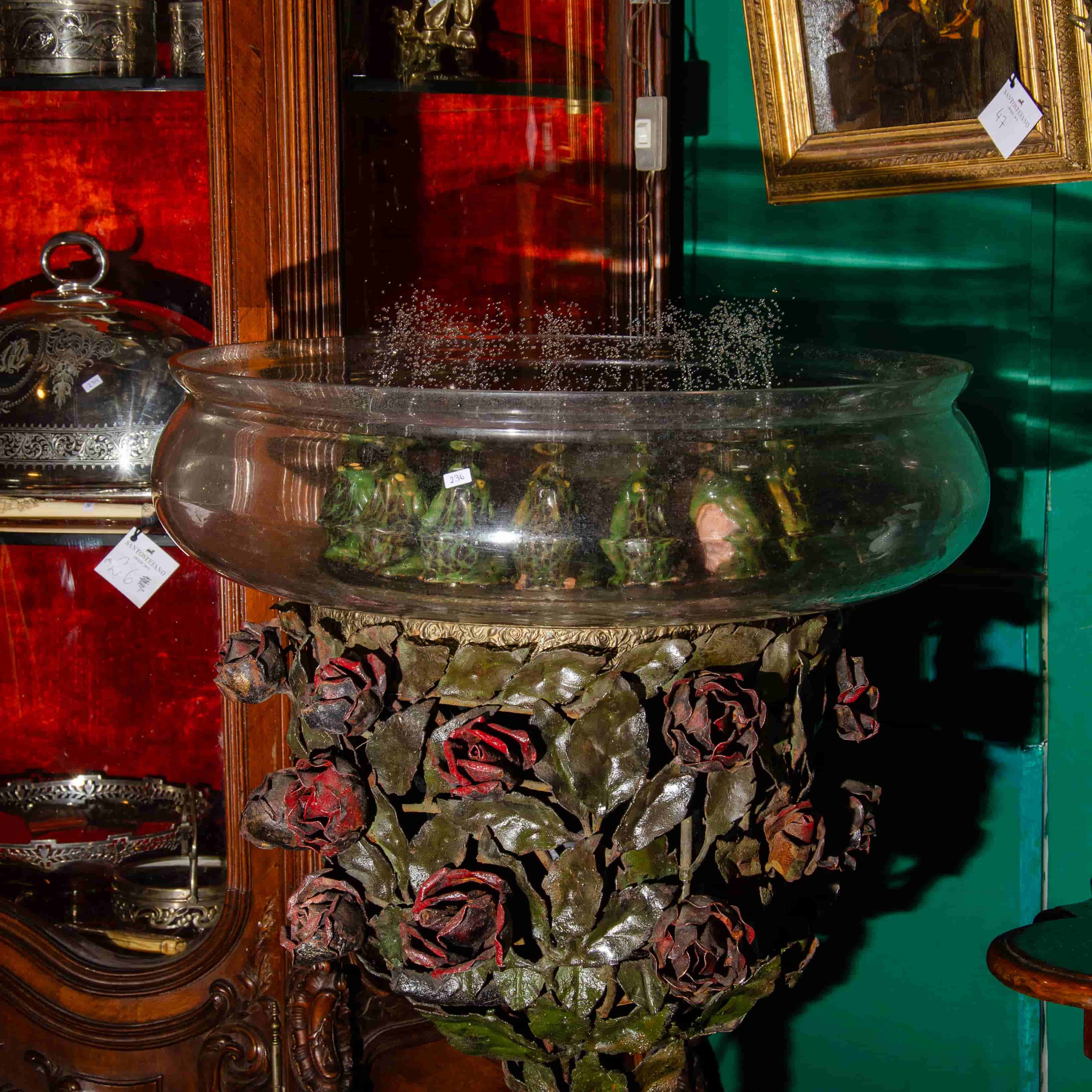 Fuente de hierro francesa con sapitos de porcelana