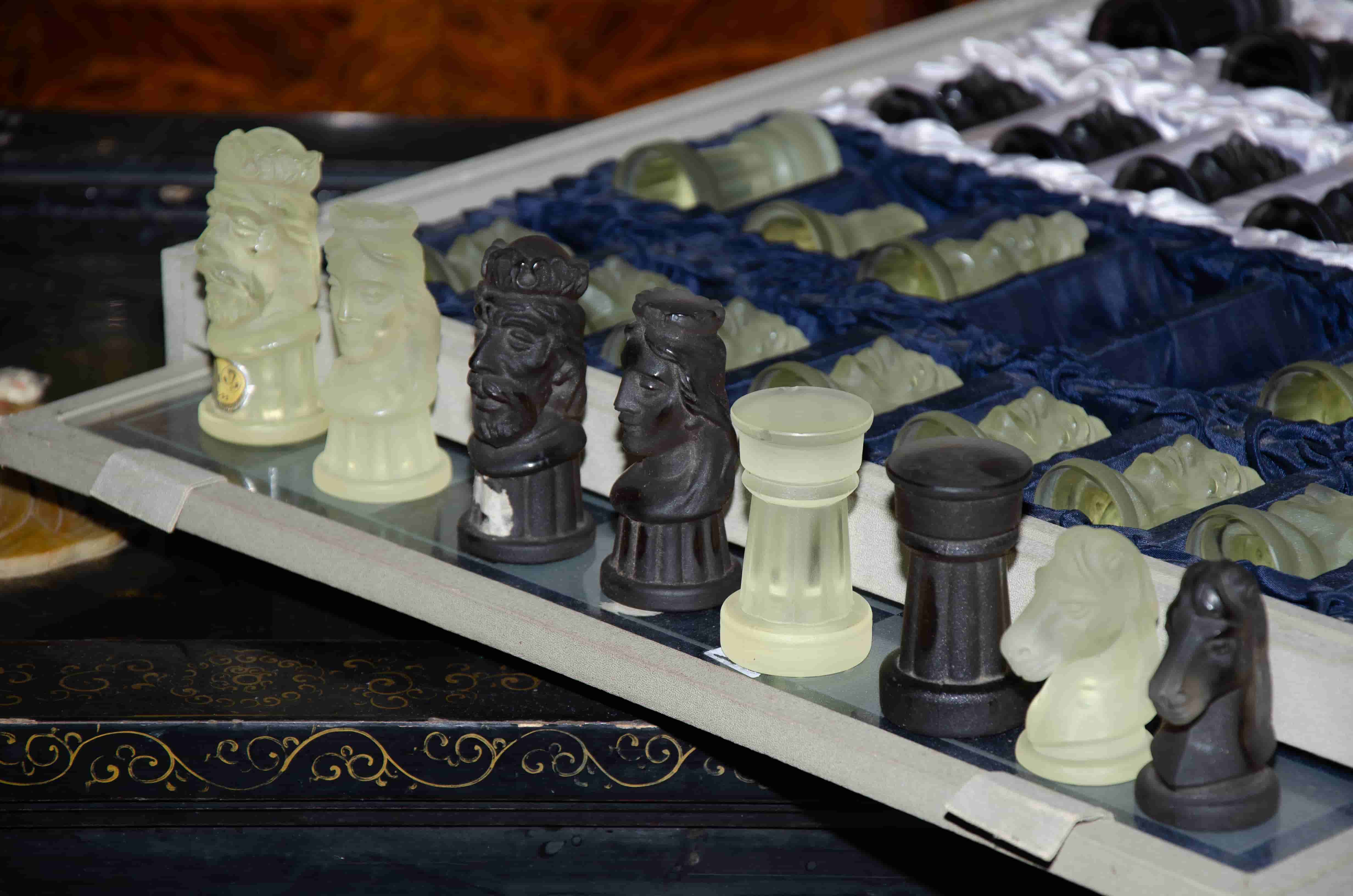 Juego de ajedrez de cristal y resina