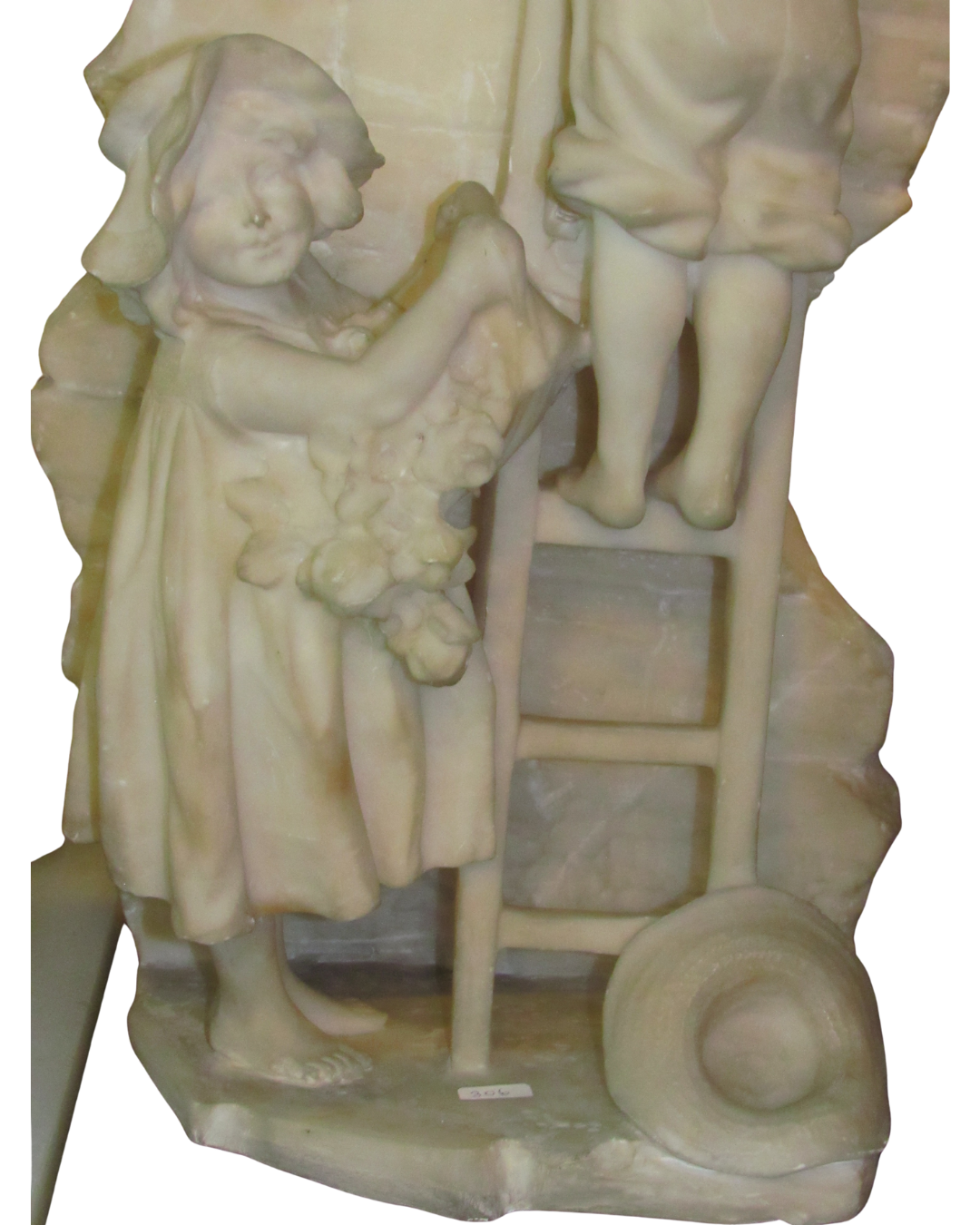 Escultura de niños en la escalera de alabastro