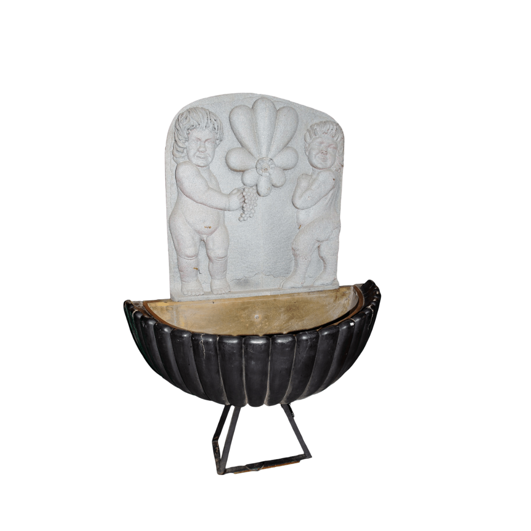Fuente de madera con dos niños de piedra