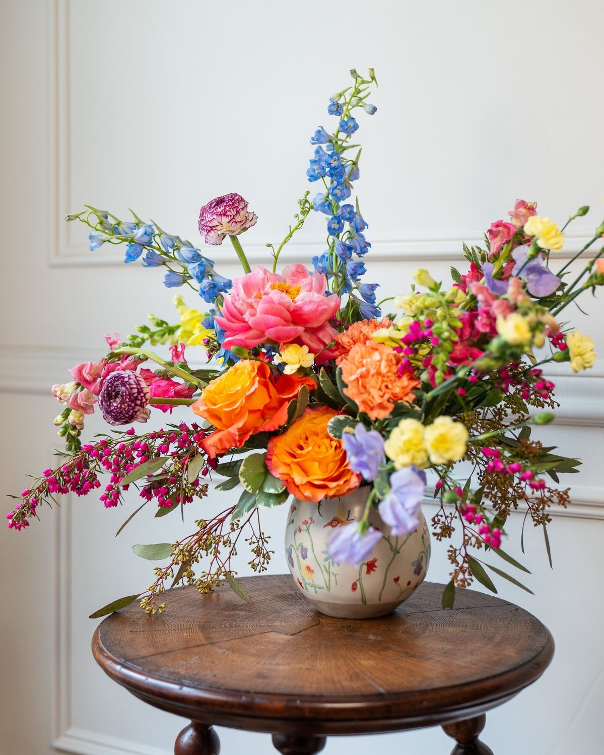 DESIGNER'S CHOICE FLOWER ARRANGEMENT IN A VASE/CONTAINER