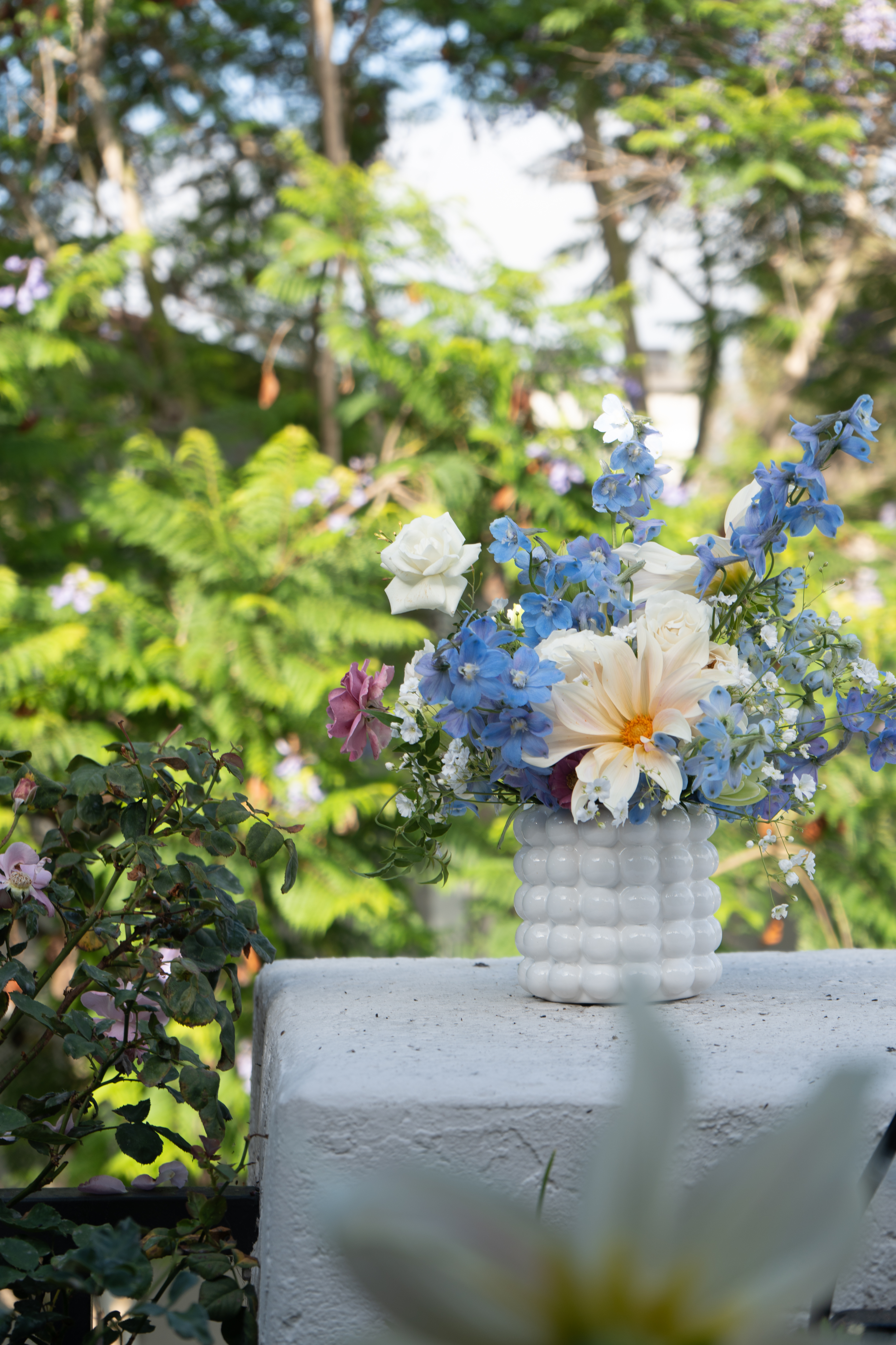 DESIGNER'S CHOICE FLOWER ARRANGEMENT IN A VASE/CONTAINER