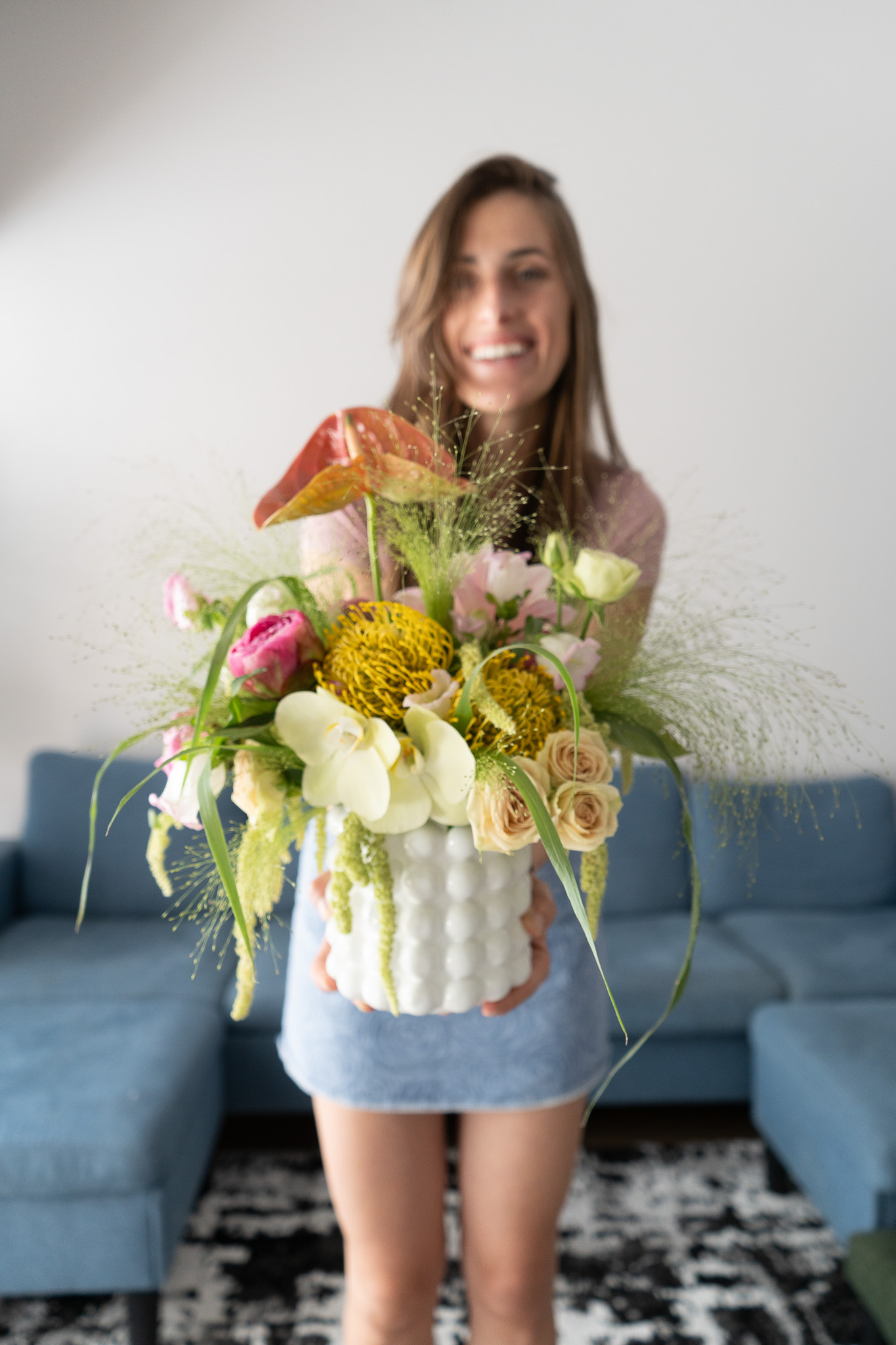 DESIGNER'S CHOICE FLOWER ARRANGEMENT IN A VASE/CONTAINER