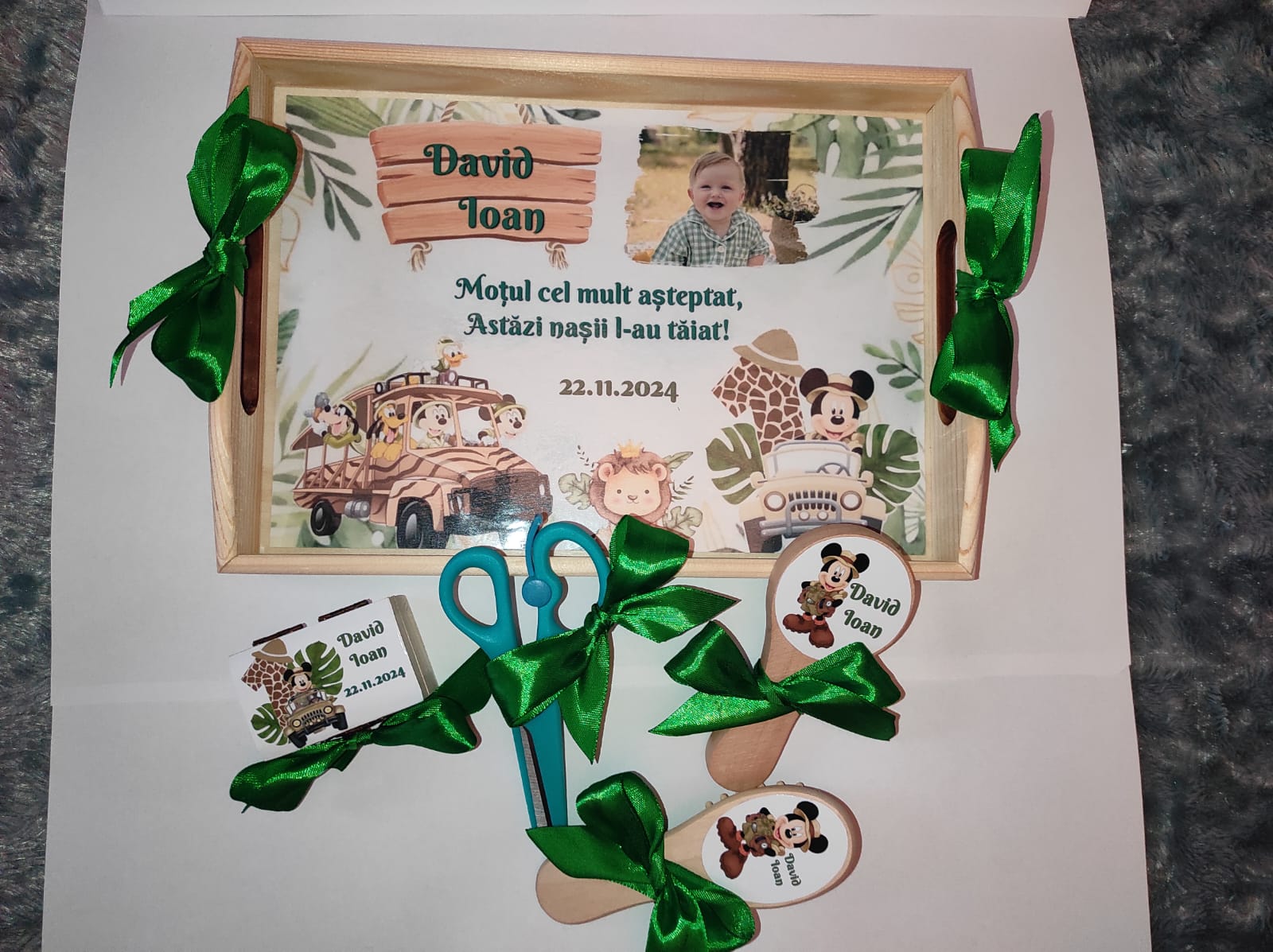 Set Tăviță Moț/Turtă băiețel 1 an -lemn natur- din 6 elemente