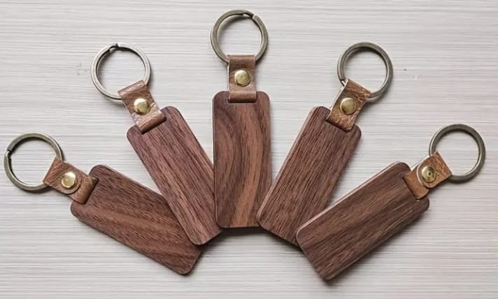 Breloc personalizat din lemn și piele