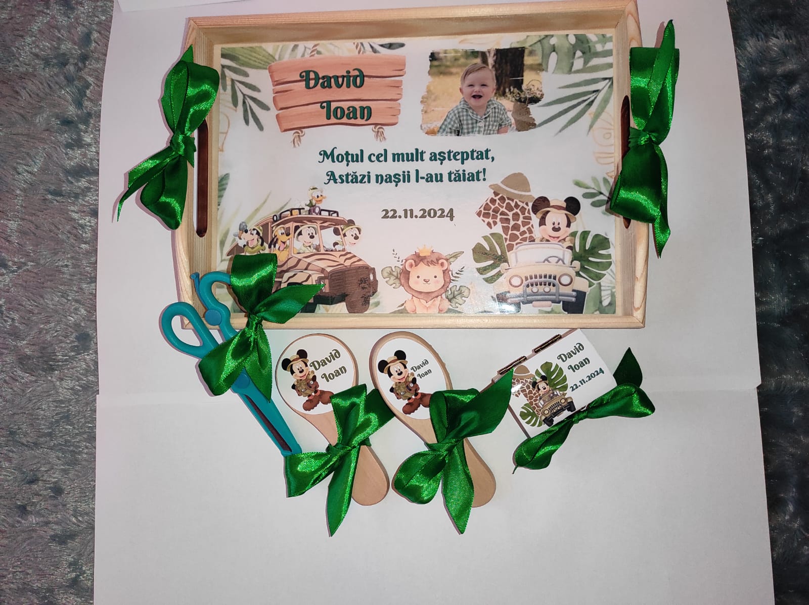 Set Tăviță Moț/Turtă băiețel 1 an -lemn natur- din 6 elemente