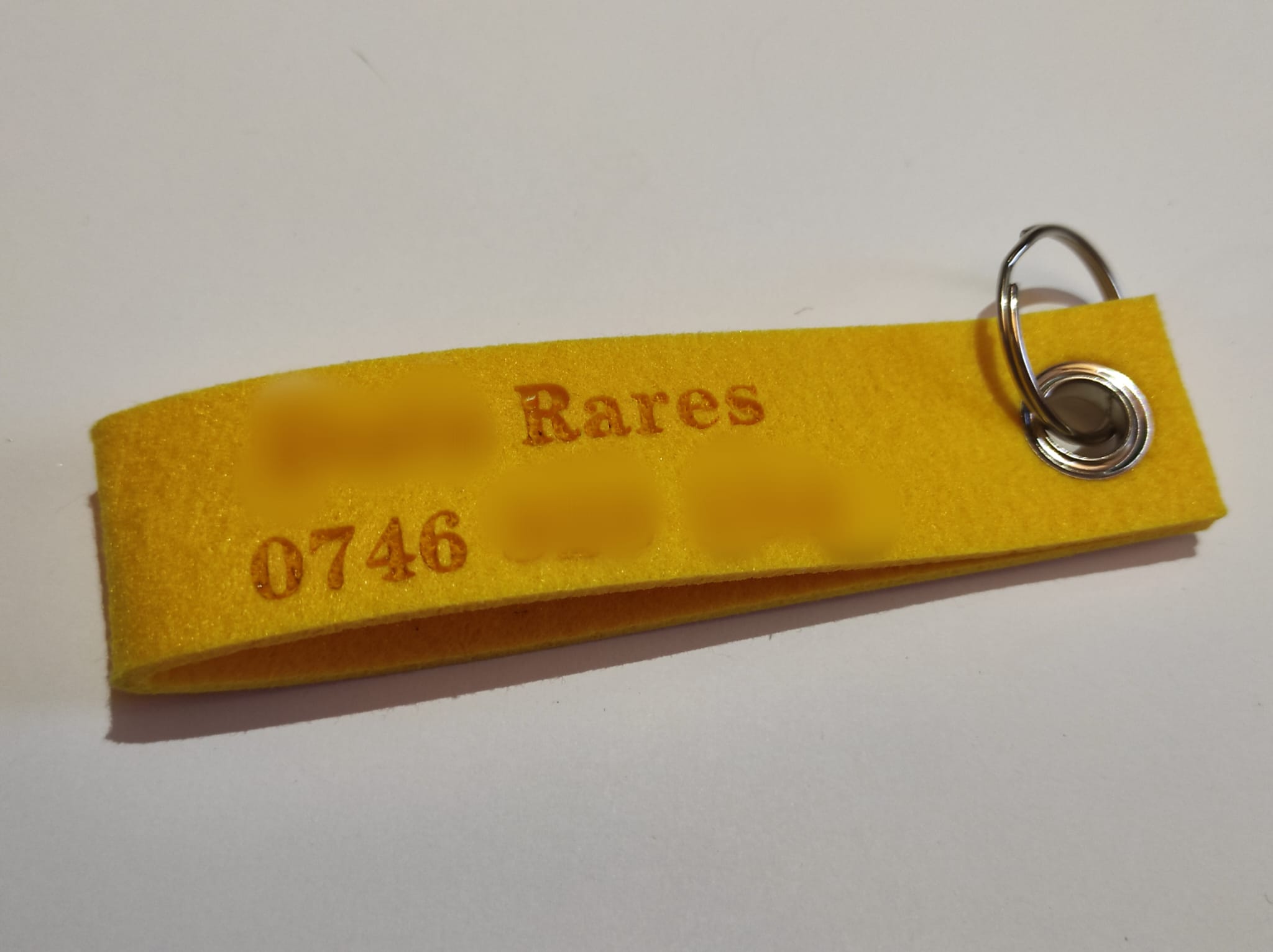 Breloc personalizat din Fetru cu nume și număr de telefon