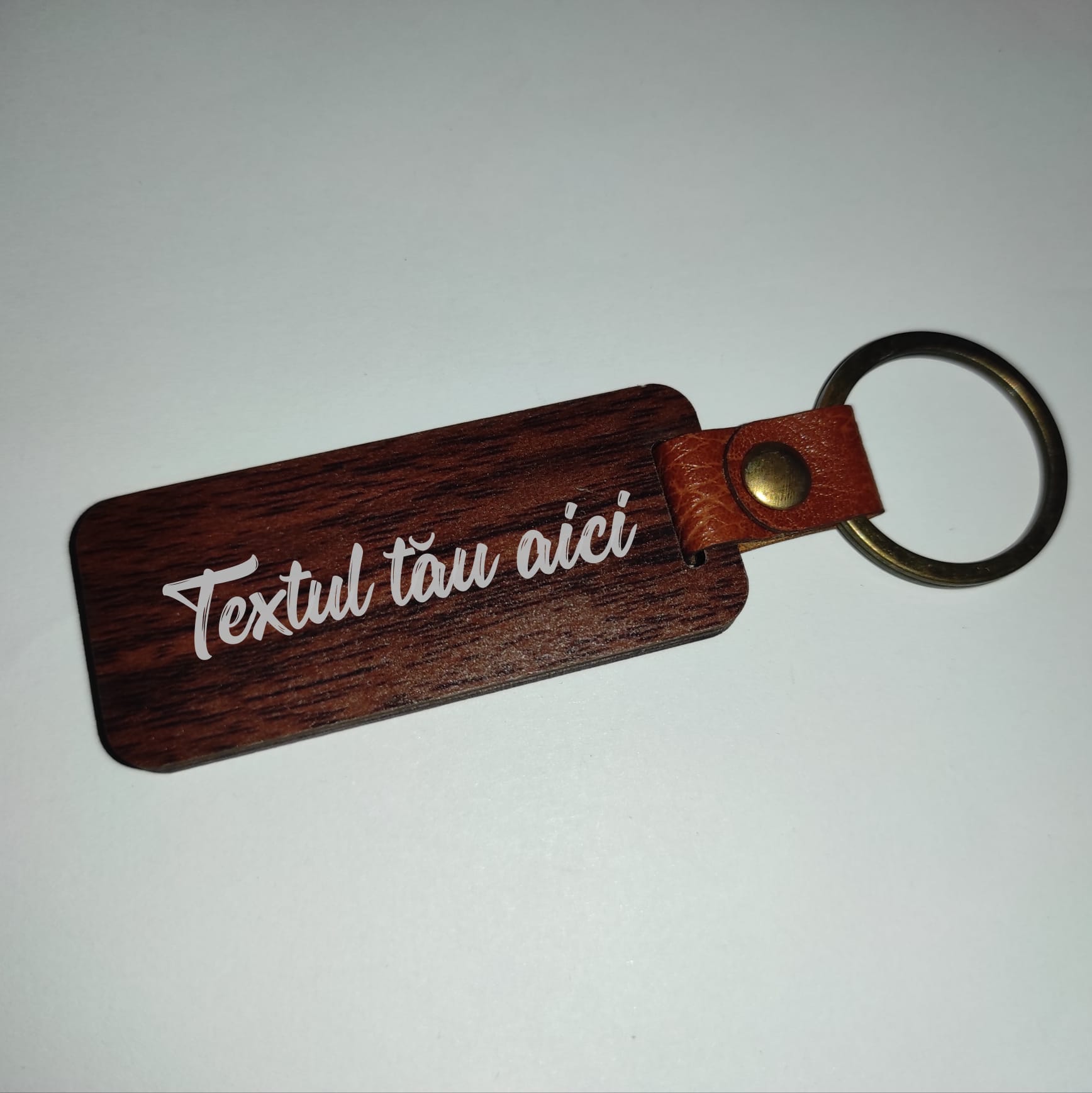 Breloc personalizat din lemn și piele