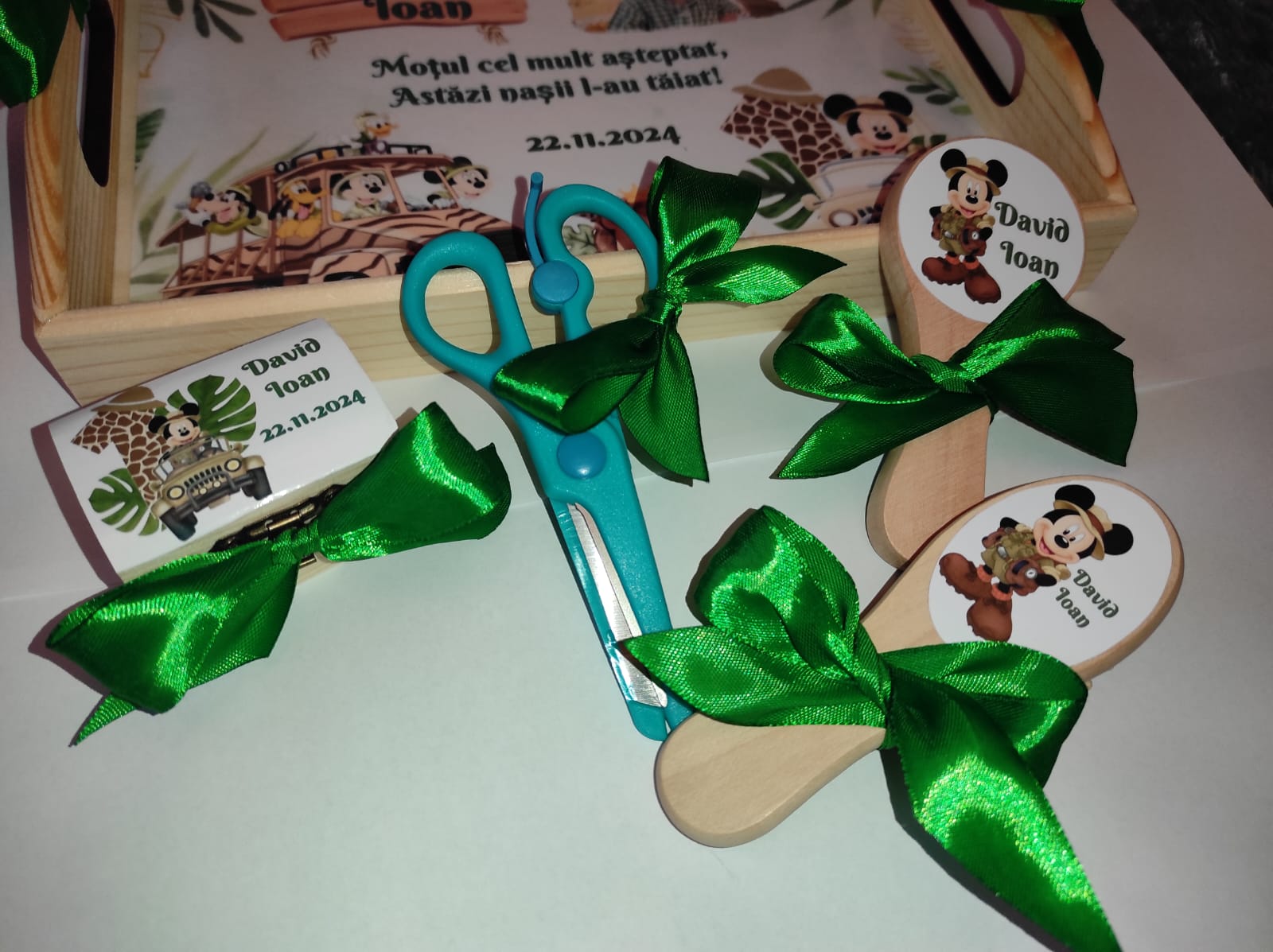 Set Tăviță Moț/Turtă băiețel 1 an -lemn natur- din 6 elemente