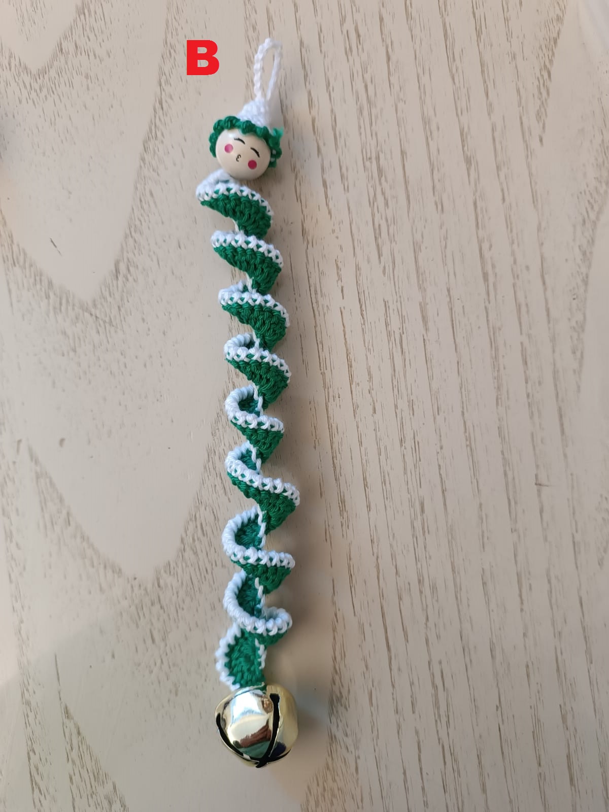 Oranamento a spirale natalizio con campanella