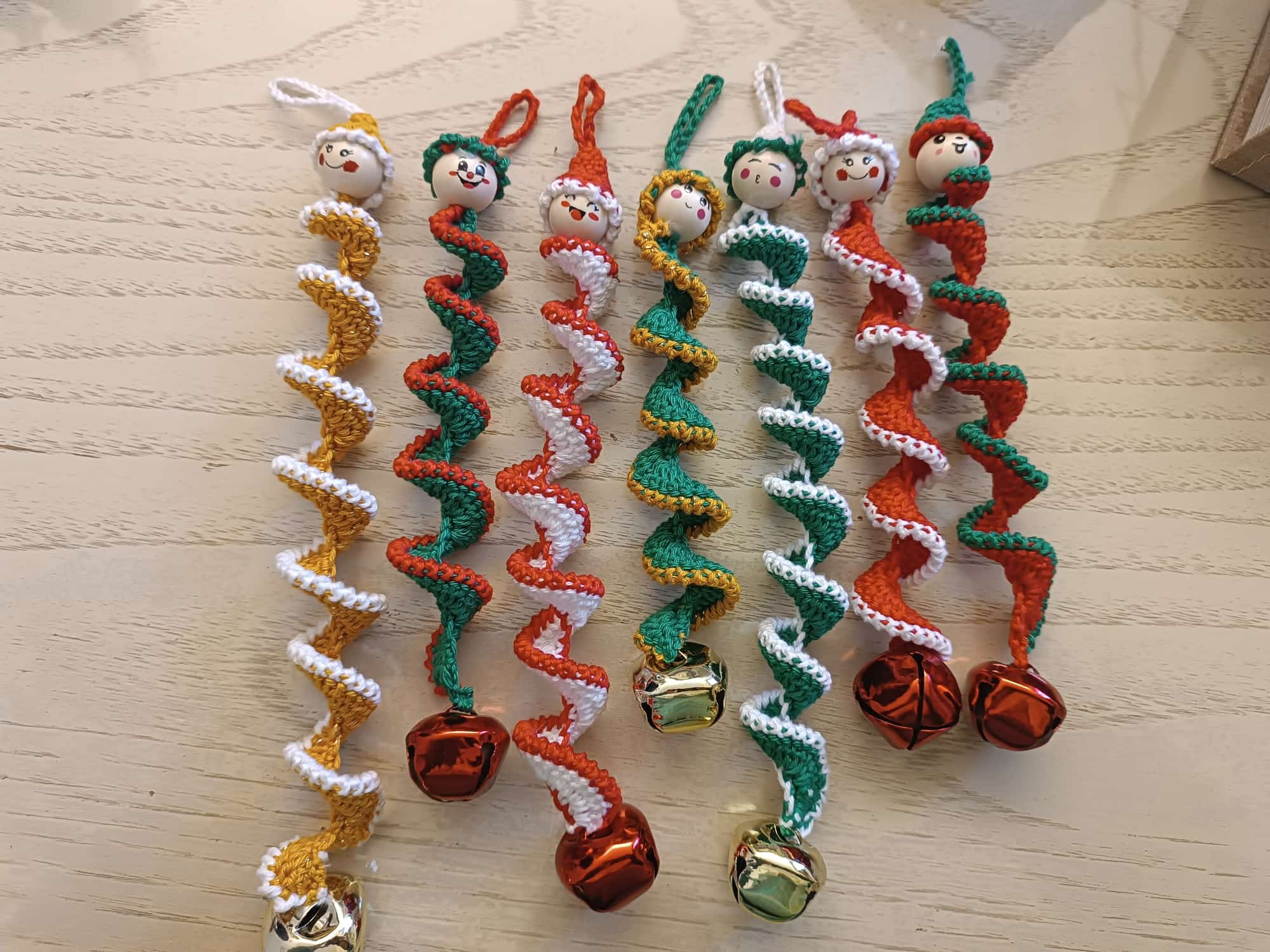 Oranamento a spirale natalizio con campanella