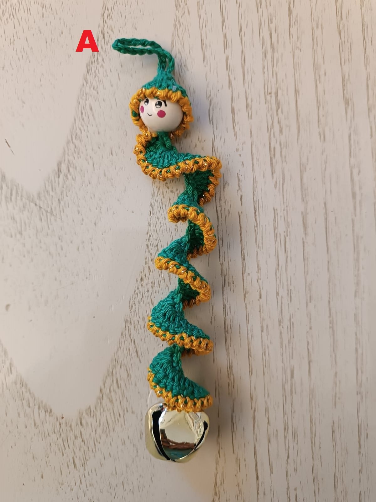 Oranamento a spirale natalizio con campanella