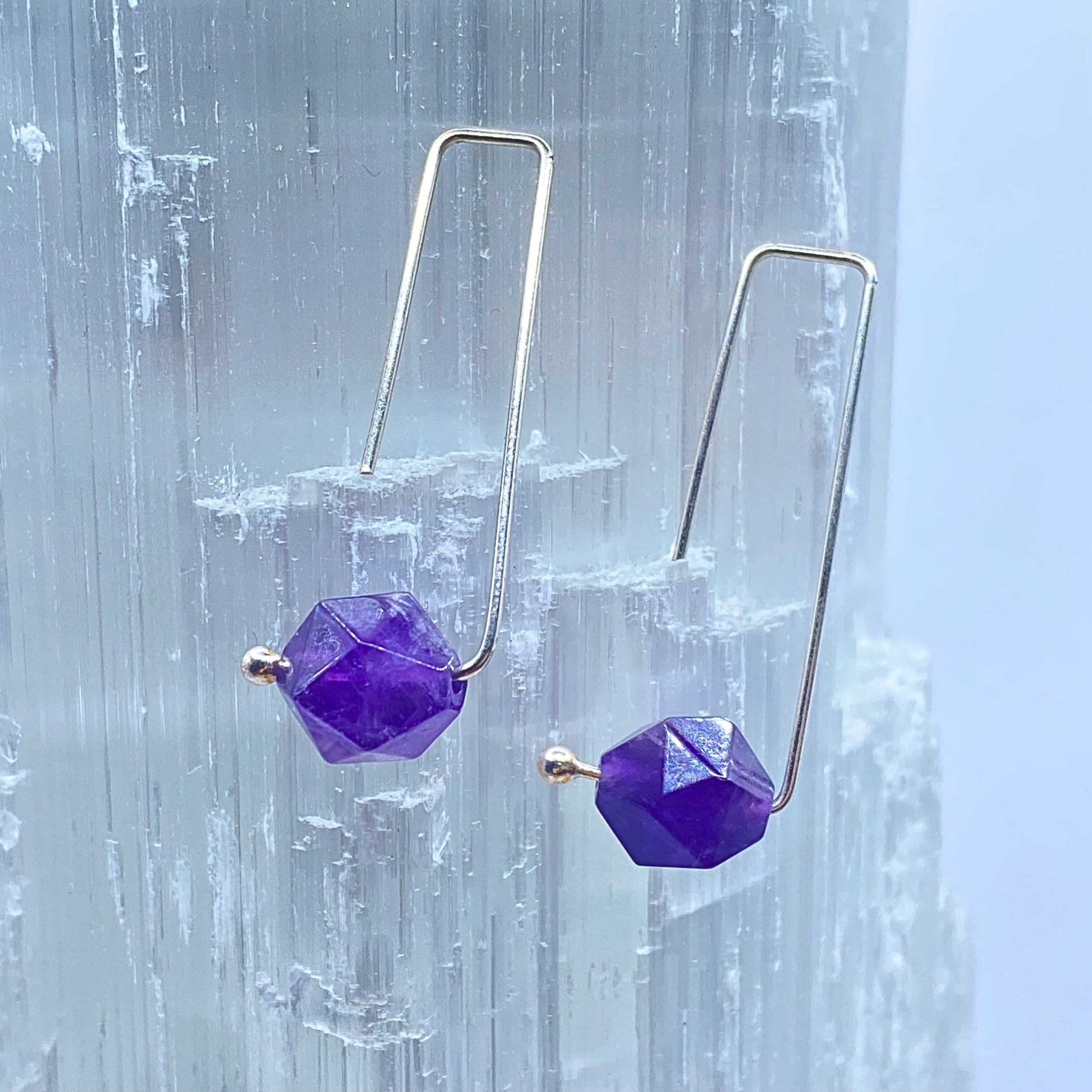 EARRINGS WITH FACETED AMETHYST