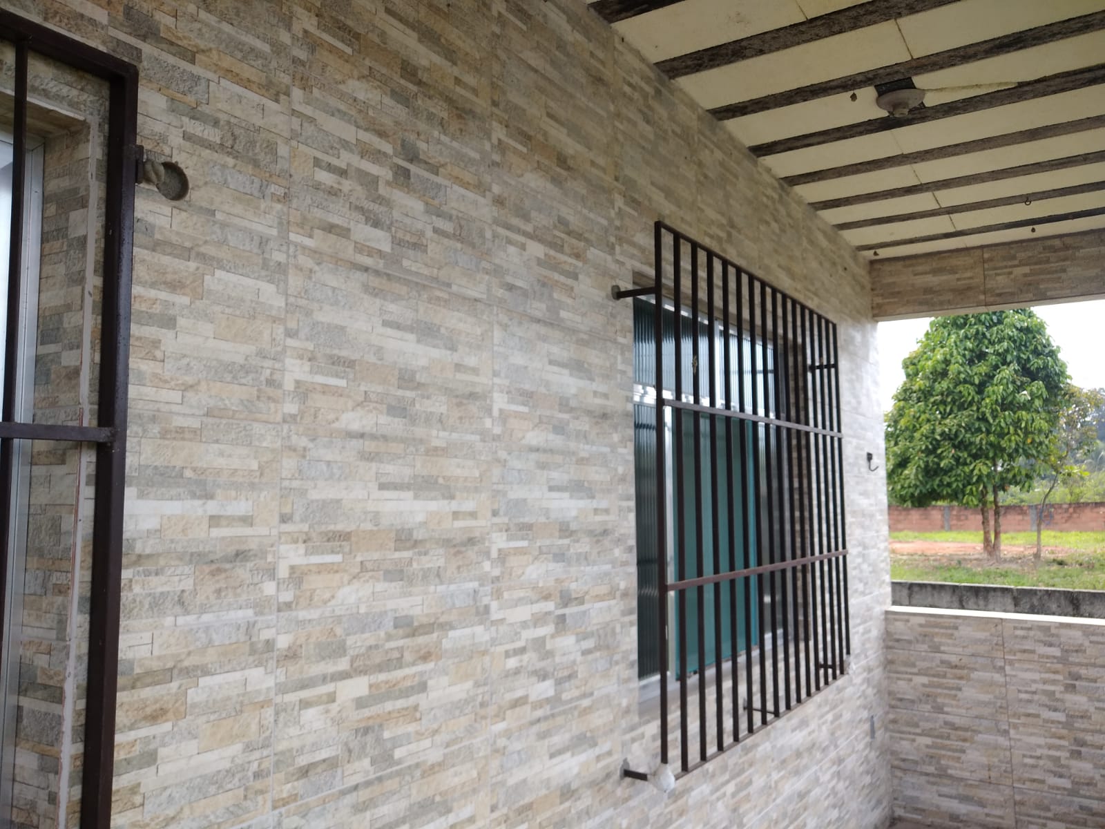 Casa em Tinguá, Parque Estoril – Casa com 2 varandas e amplo terreno