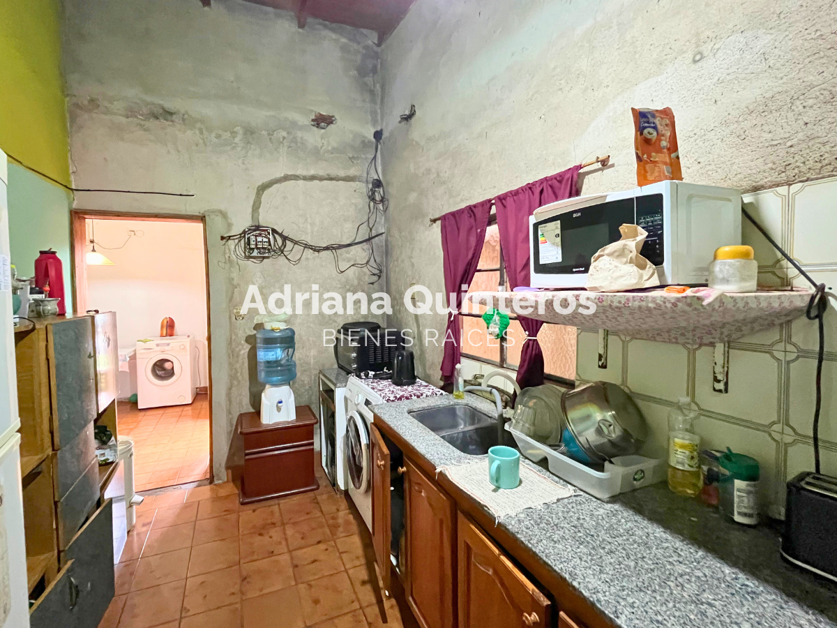 Casa con tres habitaciones y un departamento independiente - Villa Rosa 