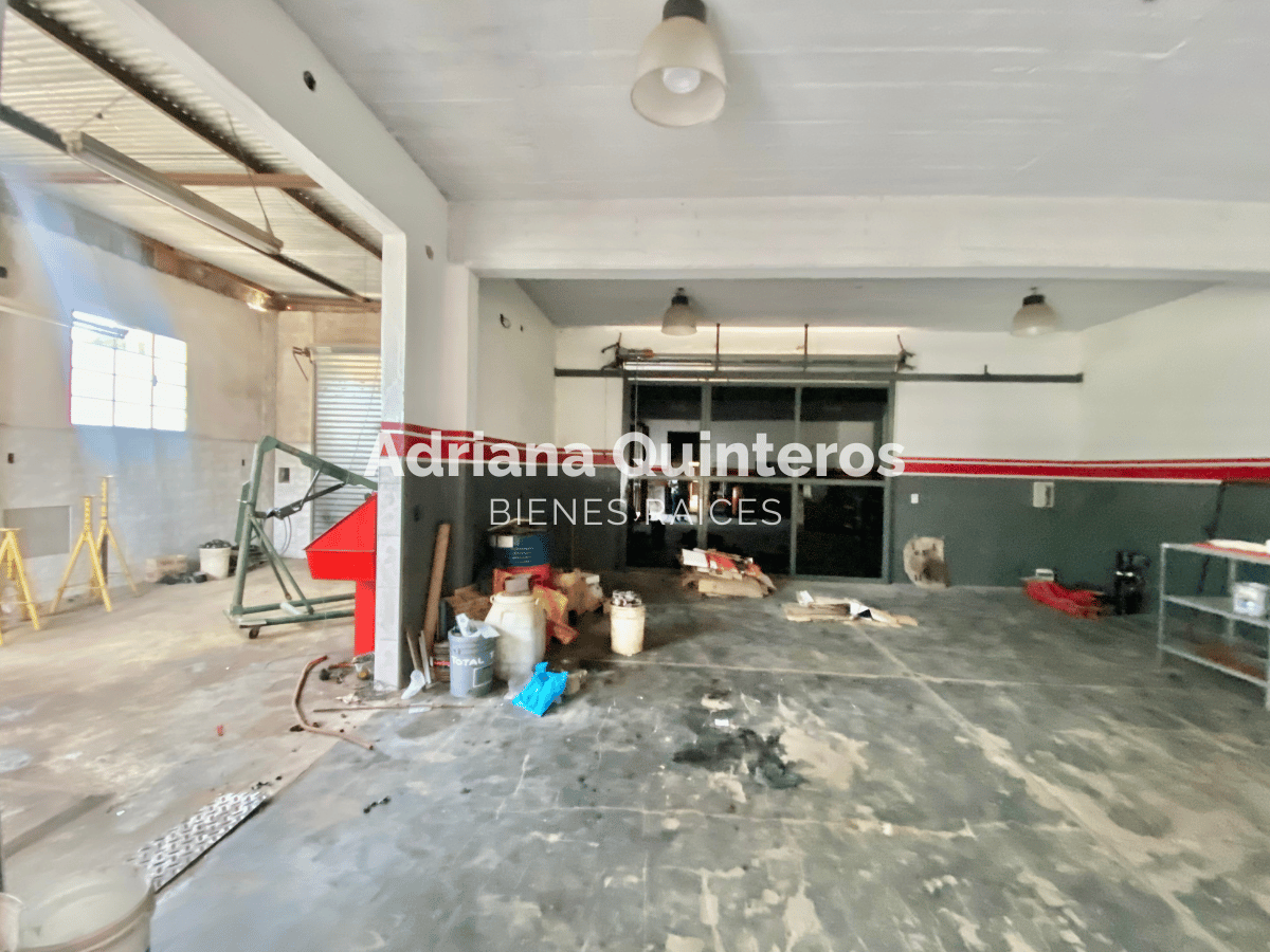 Casa con dos locales y cuatro departamentos con escritura e Impuestos al día - Gran Bourg