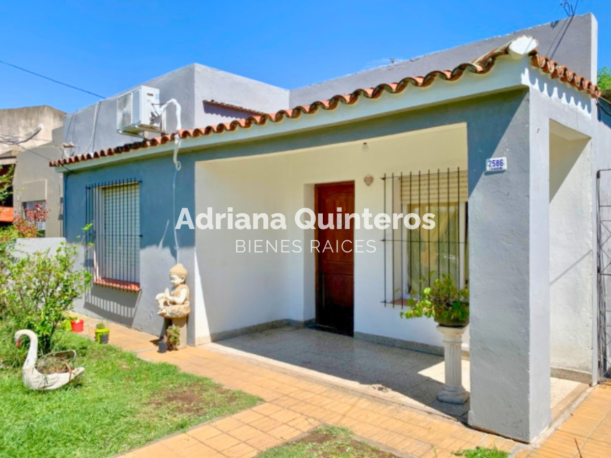 Casa con dos habitaciones y local en B° Luchetti - Villa Rosa. Apta credito - Escritura y planos