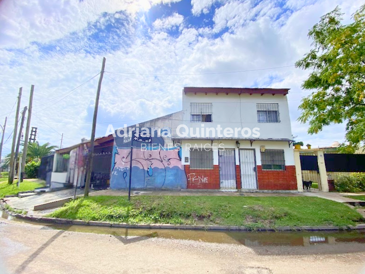 Casa con 3 departamentos con escritura e impuestos al día - Pilar Centro