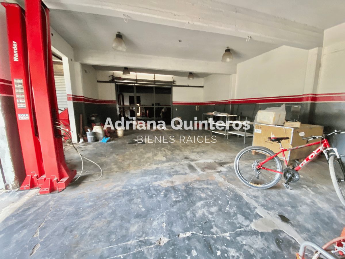 Casa con dos locales y cuatro departamentos con escritura e Impuestos al día - Gran Bourg