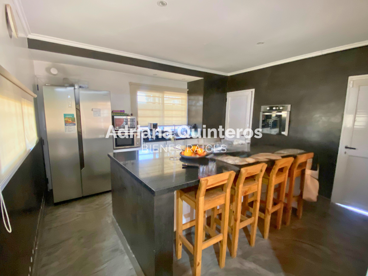 Casa con 3 dormitorios y 3 baños con escritura e impuestos al día - Villa Rosa