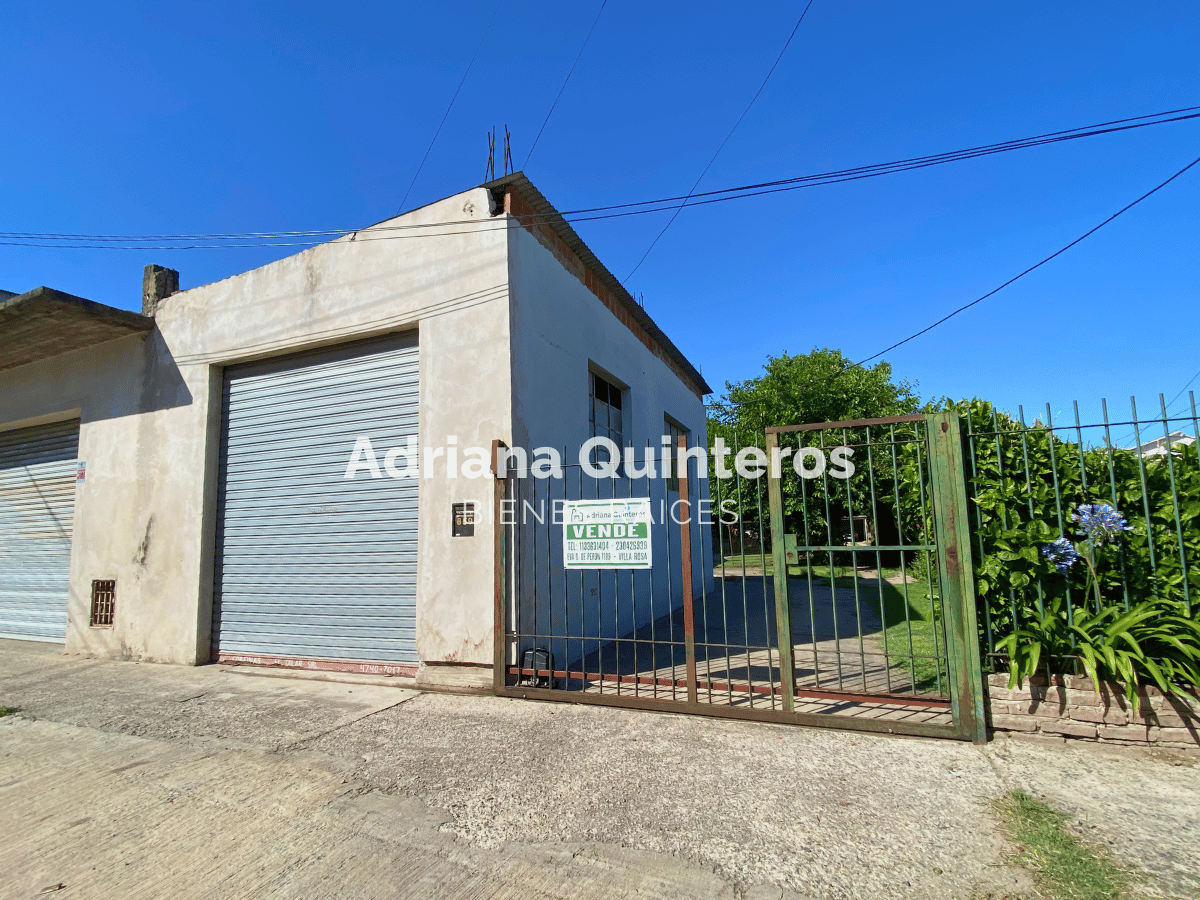 Casa con dos locales y cuatro departamentos con escritura e Impuestos al día - Gran Bourg