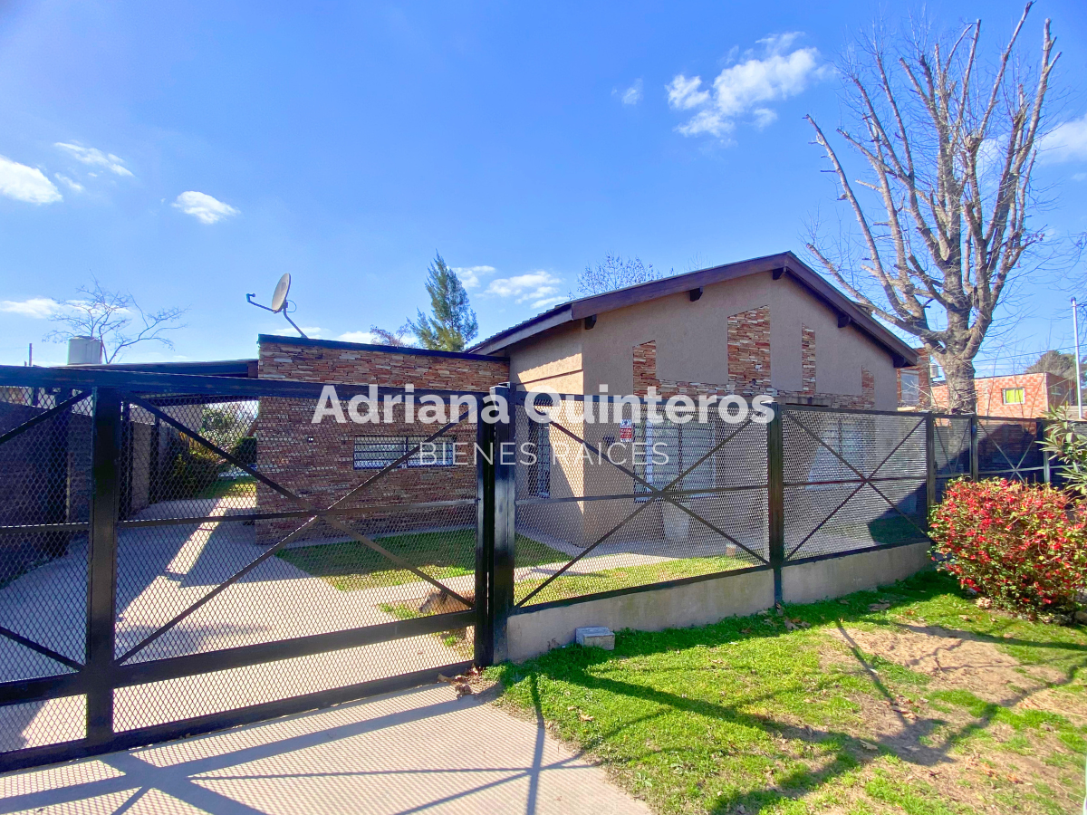 Casa con 3 dormitorios y 3 baños con escritura e impuestos al día - Villa Rosa