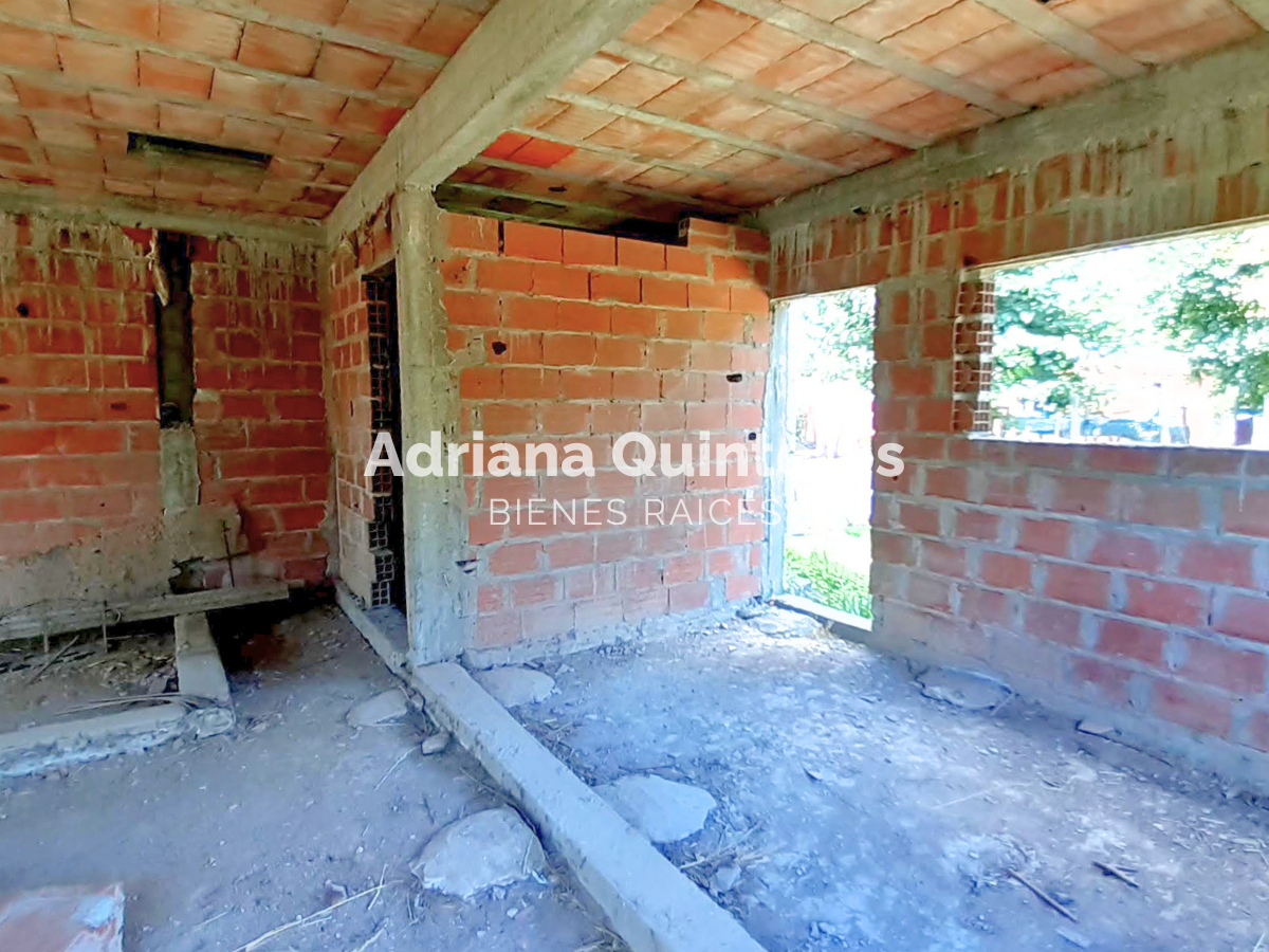 Lote 500 m2 con construccion, perforacion y luz - Escritura e impuestos al dia - Maquinista Savio