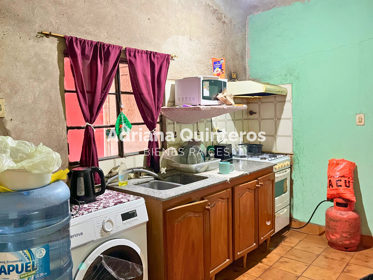 Casa con tres habitaciones y un departamento independiente - Villa Rosa 