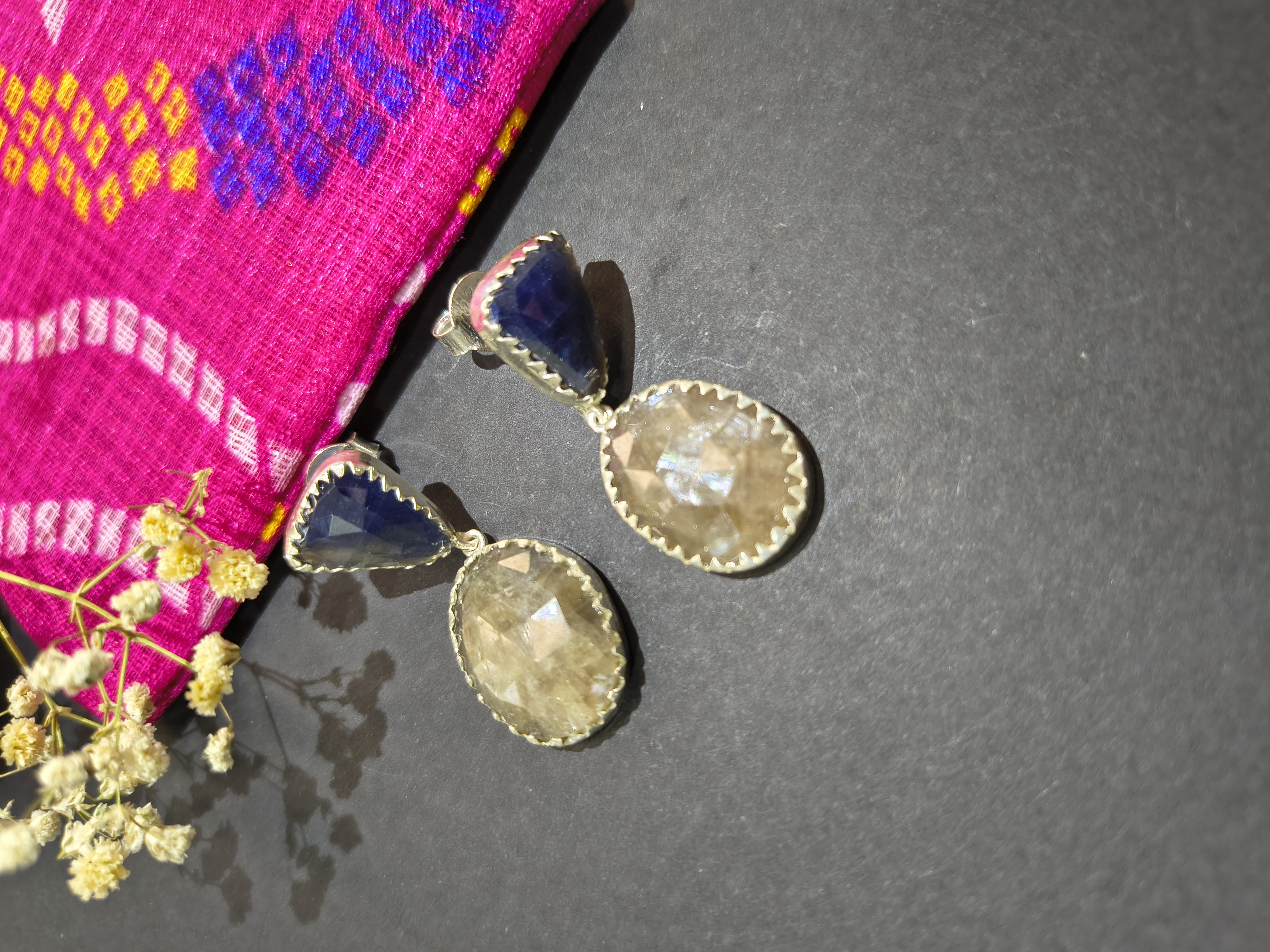 Dark blue and beige sapphire Earrings