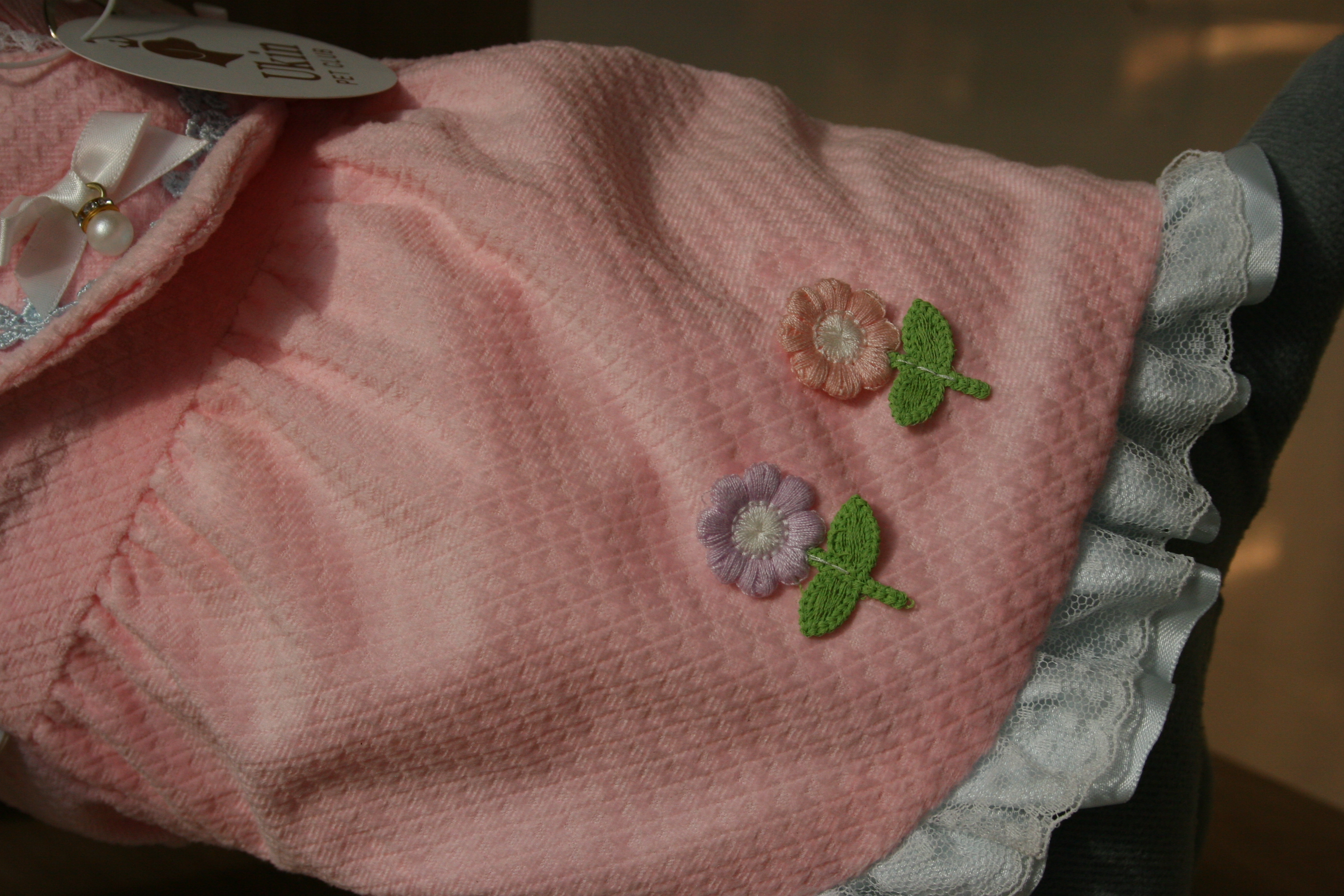 Vestido rosa com detalhes em fenda