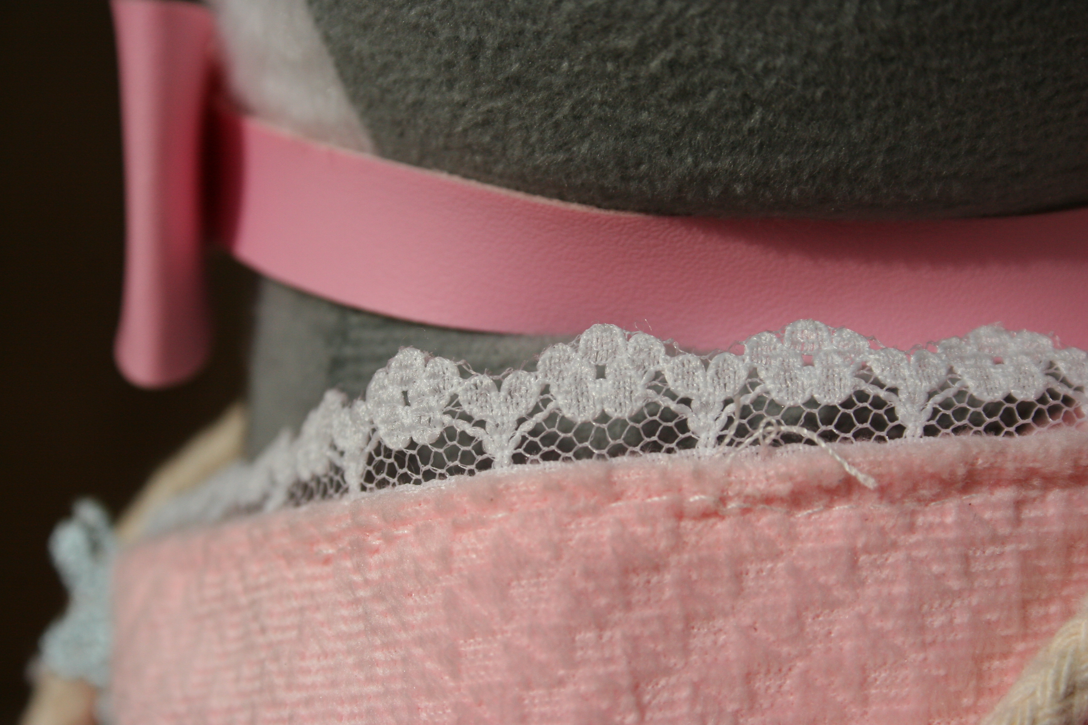 Vestido rosa com detalhes em fenda