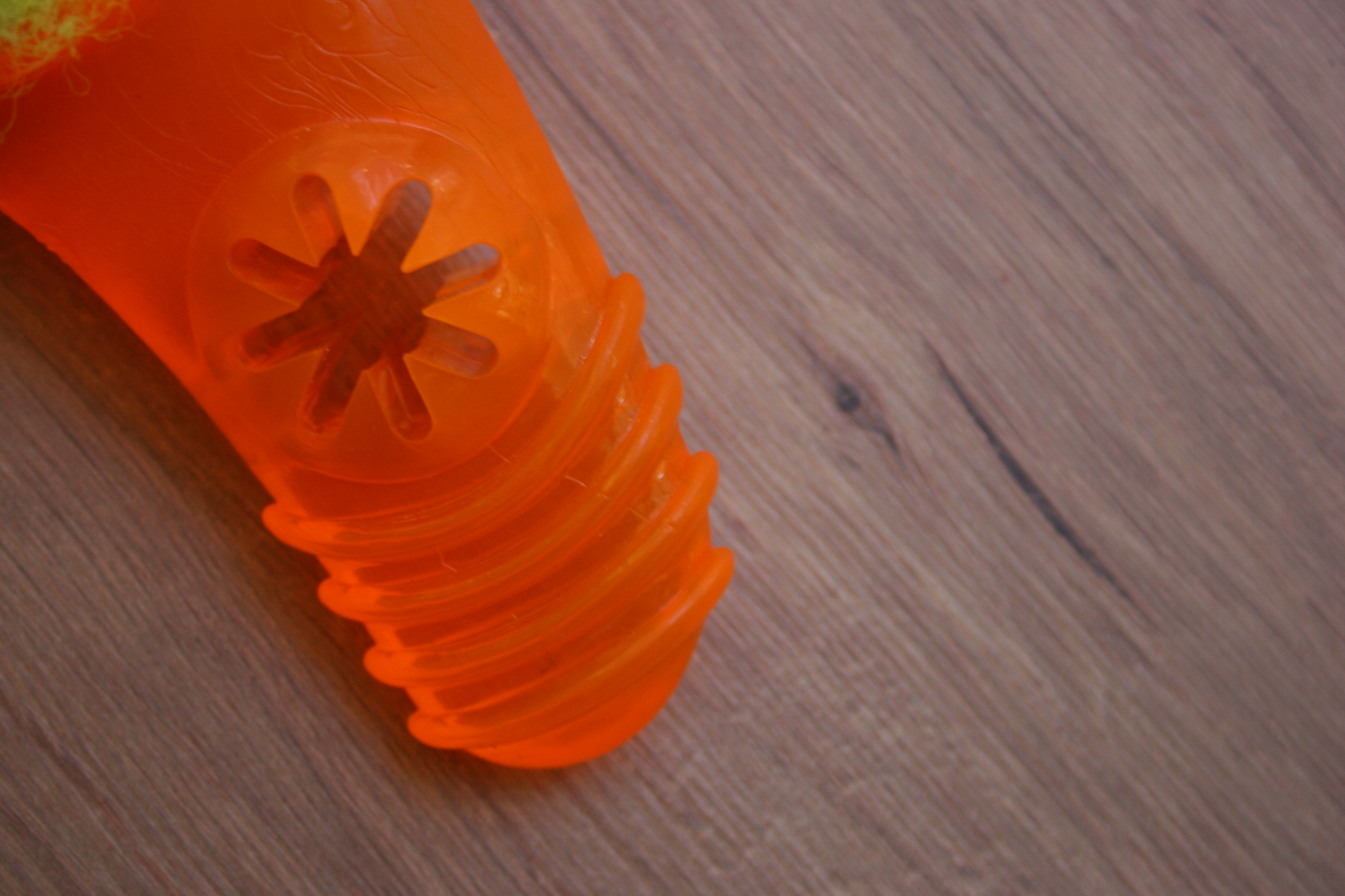 Mordedor bumerang com bola de tênis 